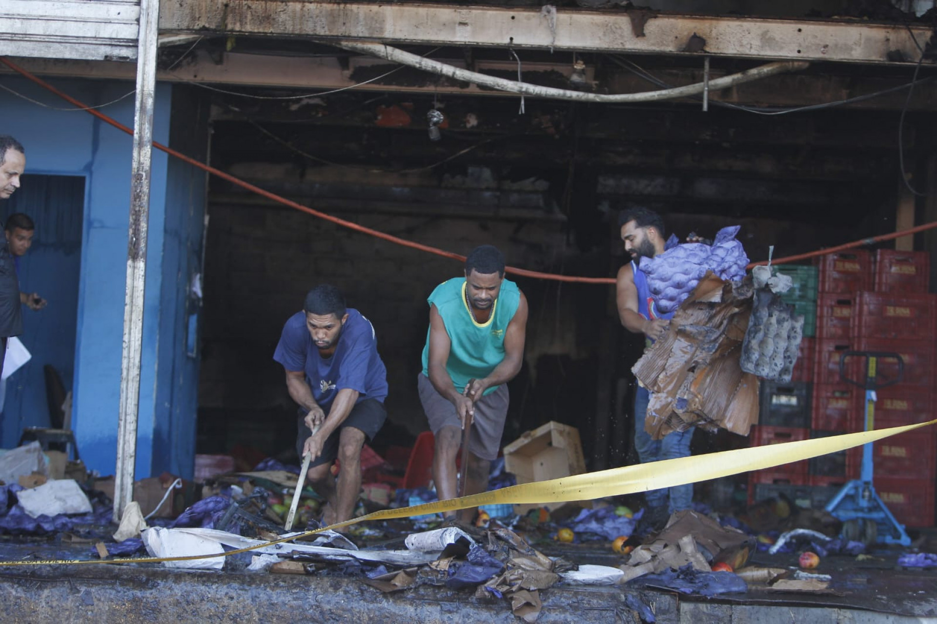 Comerciantes limparam box após incêndio em galpão na Ceasa - Reginaldo Pimenta / Agência O Dia