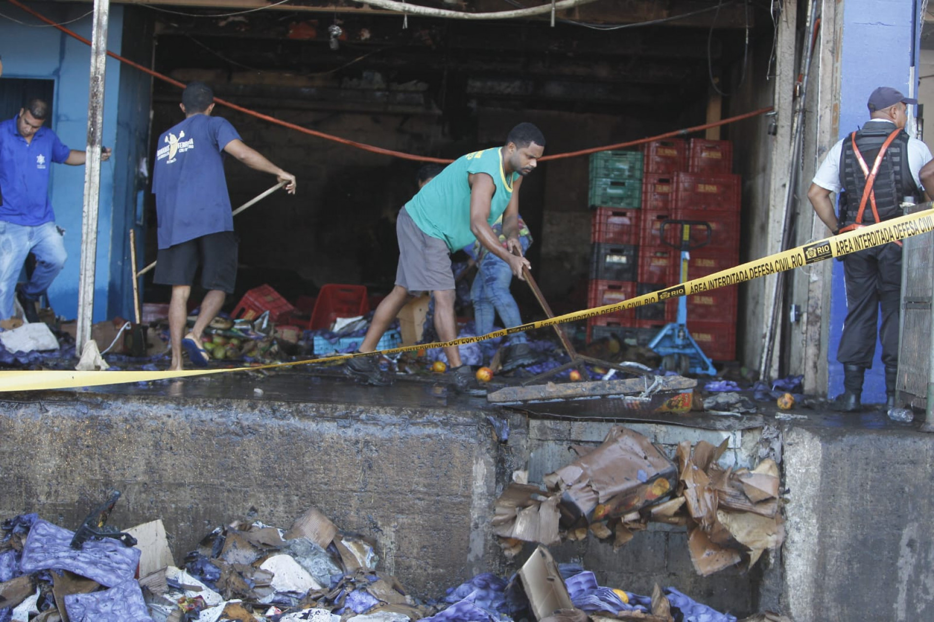 Comerciantes limparam box após incêndio em galpão na Ceasa - Reginaldo Pimenta / Agência O Dia