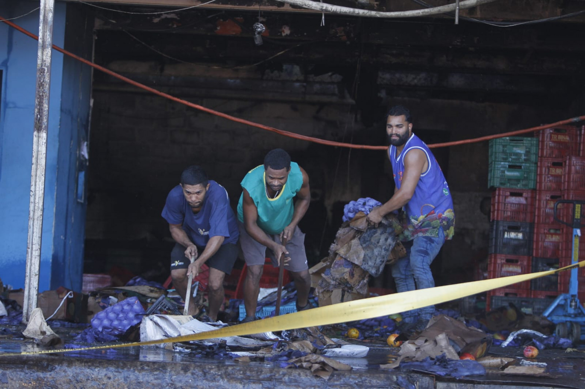 Comerciantes limparam box após incêndio em galpão na Ceasa - Reginaldo Pimenta / Agência O Dia
