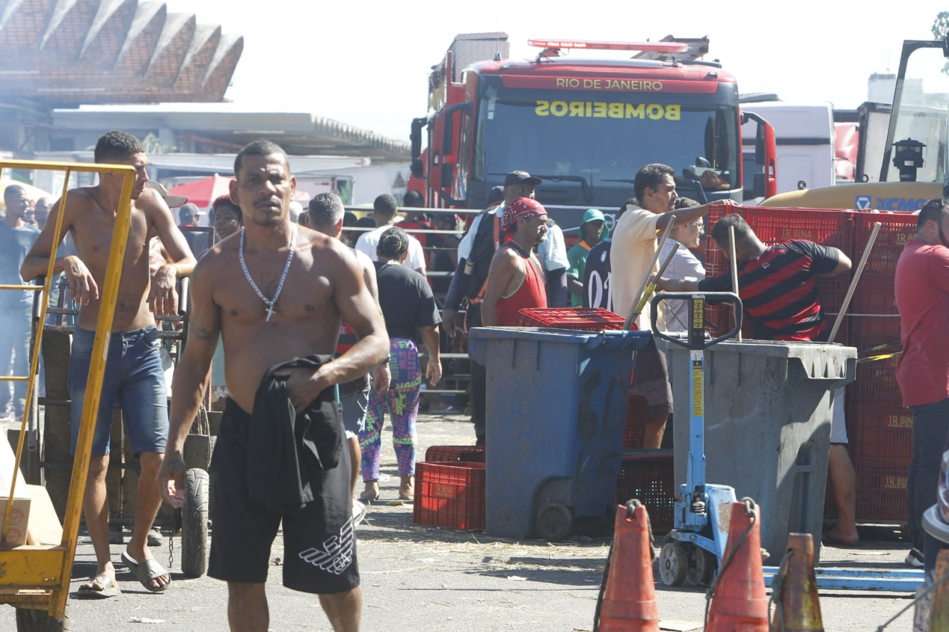 Incêndio destruiu galpão da Ceasa, em Irajá, nesta terça-feira (24) - Reginaldo Pimenta / Agência O Dia