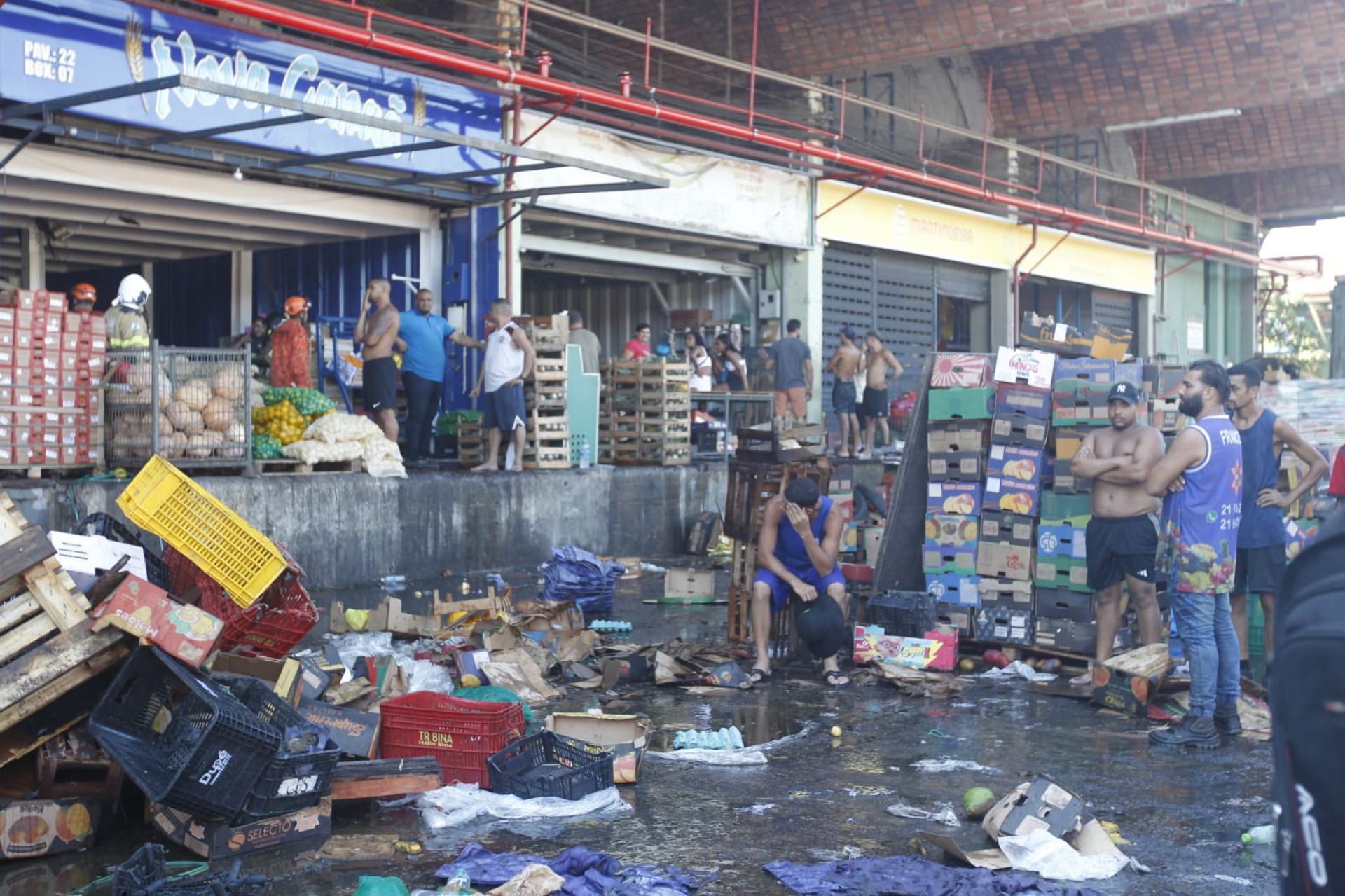 Incêndio destruiu galpão da Ceasa, em Irajá, nesta terça-feira (24) - Reginaldo Pimenta / Agência O Dia