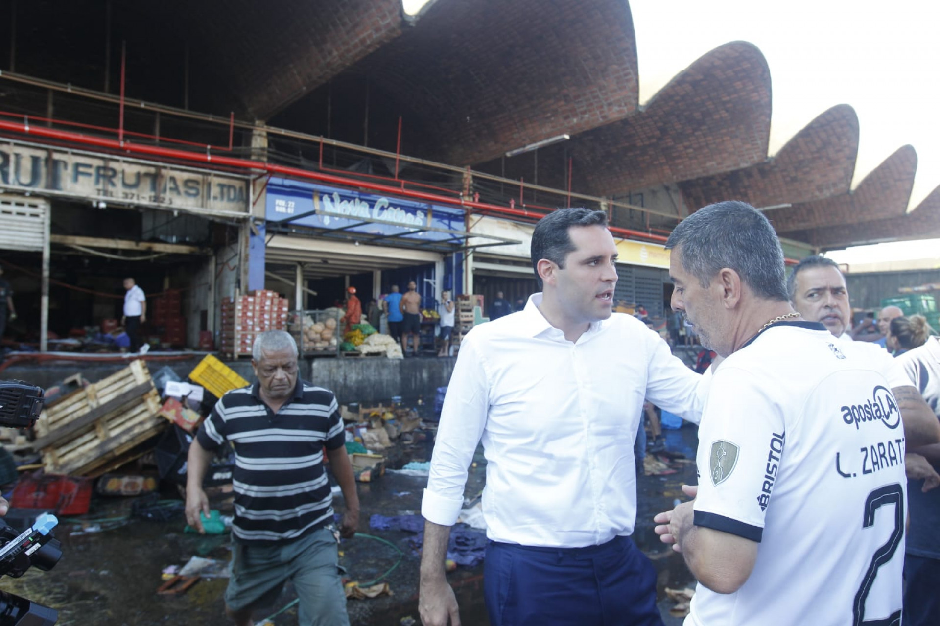Incêndio destruiu galpão da Ceasa, em Irajá, nesta terça-feira (24) - Reginaldo Pimenta / Agência O Dia