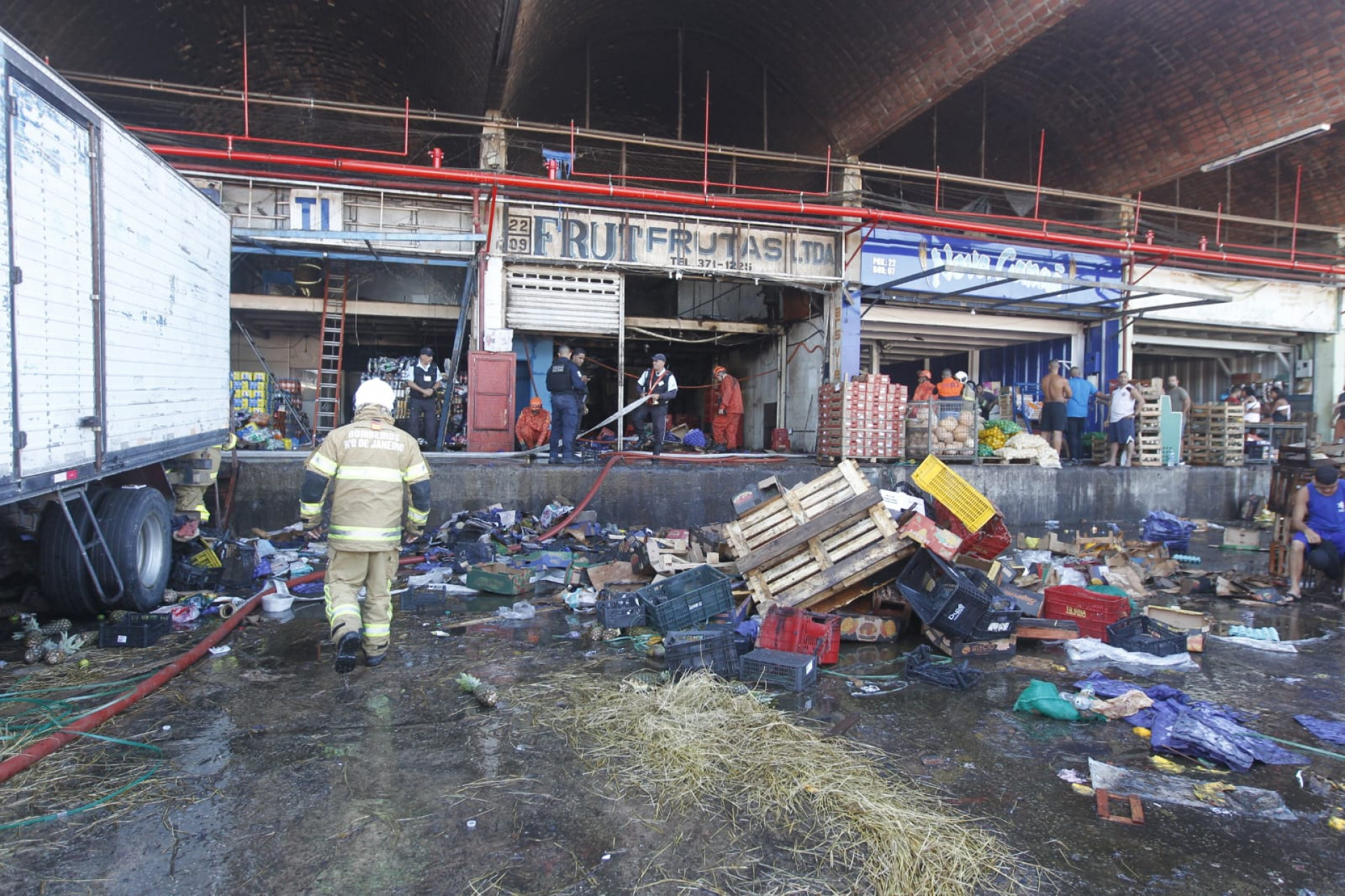 Incêndio destruiu galpão da Ceasa, em Irajá, nesta terça-feira (24) - Reginaldo Pimenta / Agência O Dia