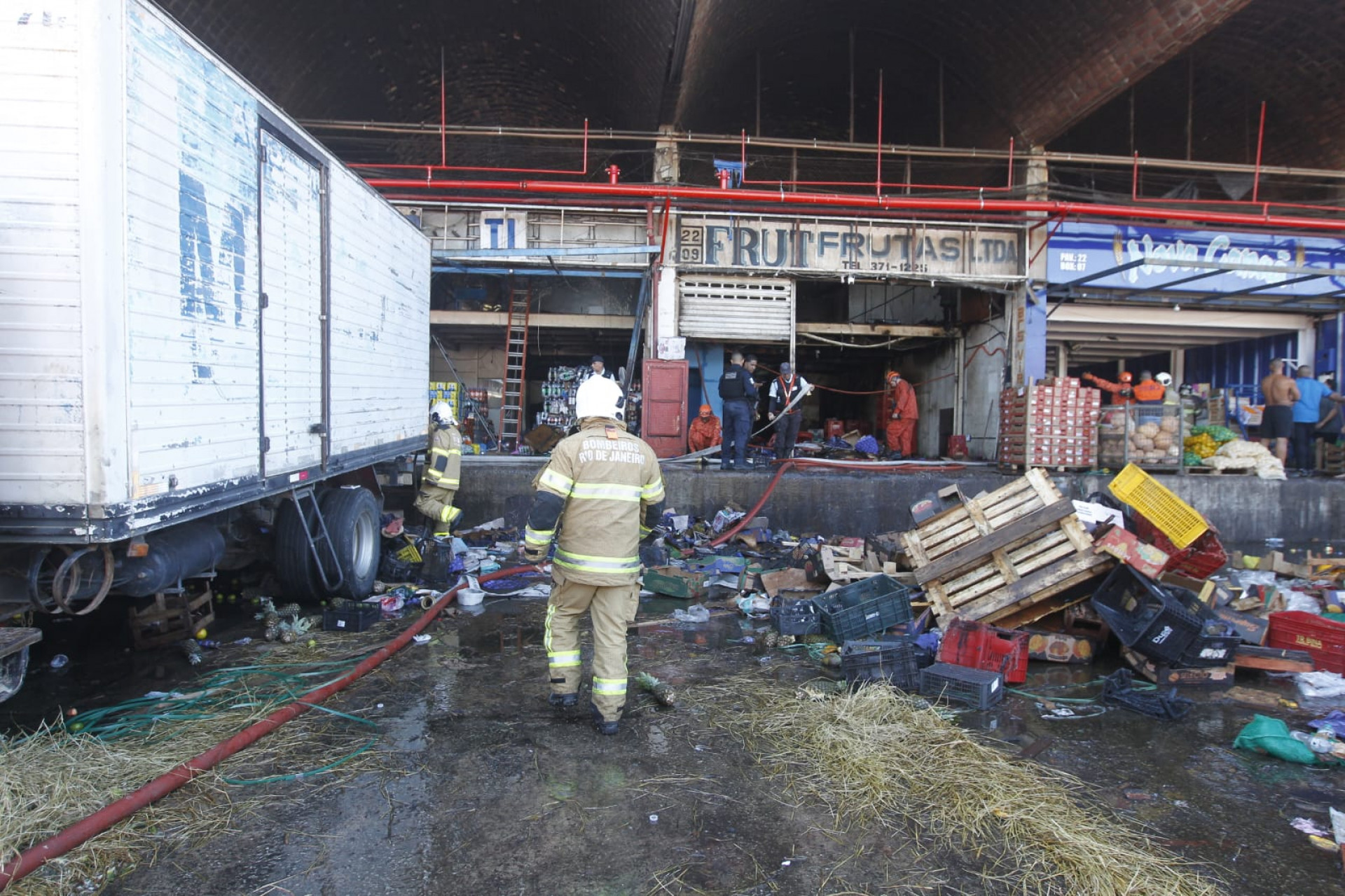 Incêndio destruiu galpão da Ceasa, em Irajá, nesta terça-feira (24) - Reginaldo Pimenta / Agência O Dia