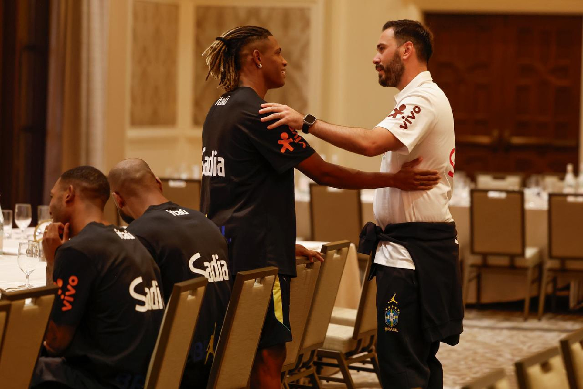 Danilo conversa com Davide Ancelotti - Rafael Ribeiro/CBF