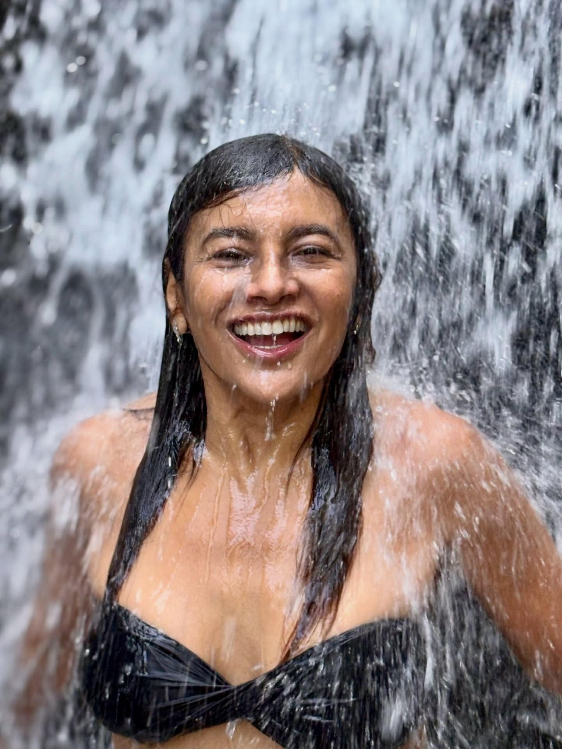 Dira Paes se refresca em cachoeira e celebra conexão com a natureza