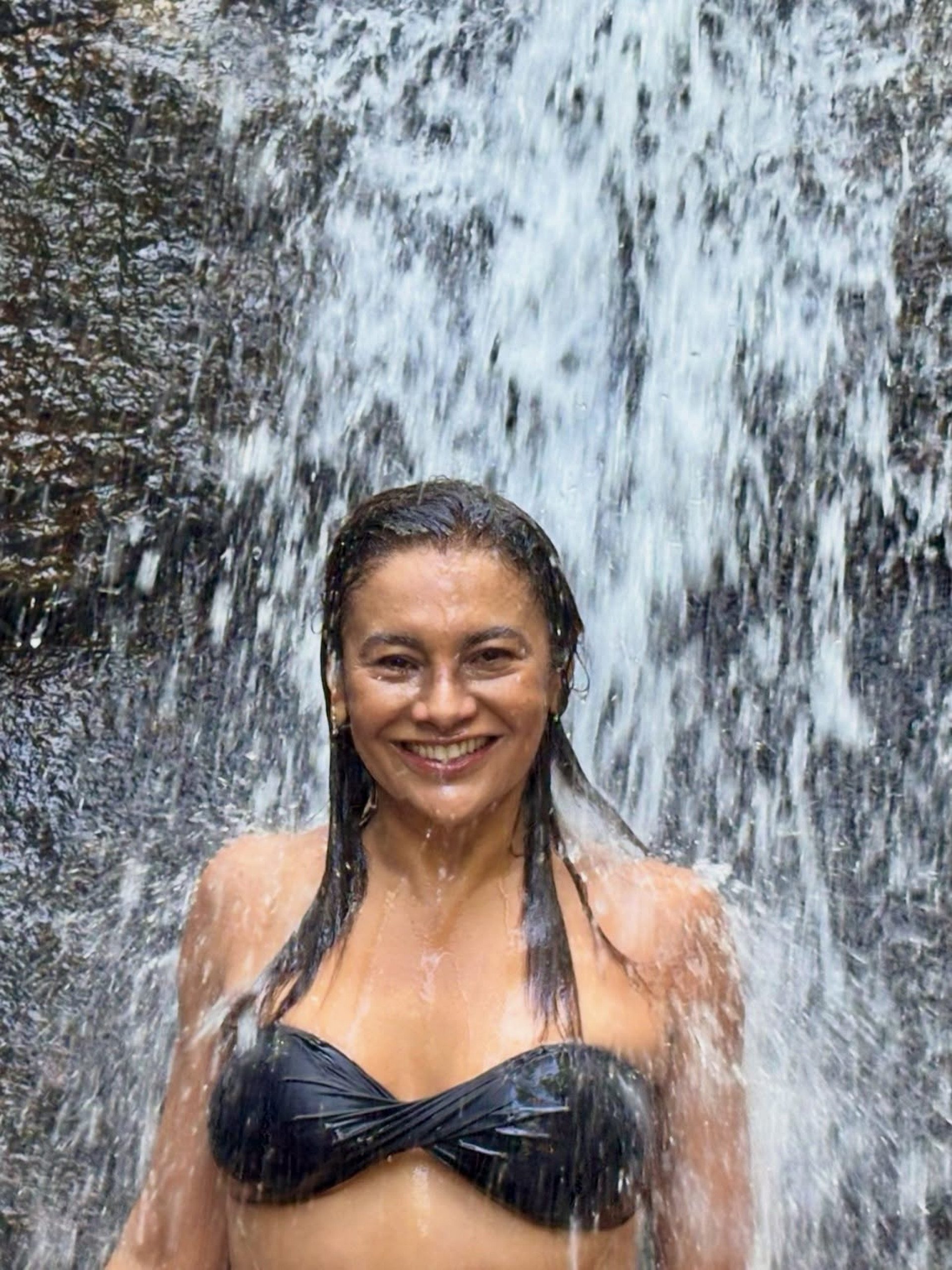 Dira Paes se refresca em cachoeira e celebra conexão com a natureza