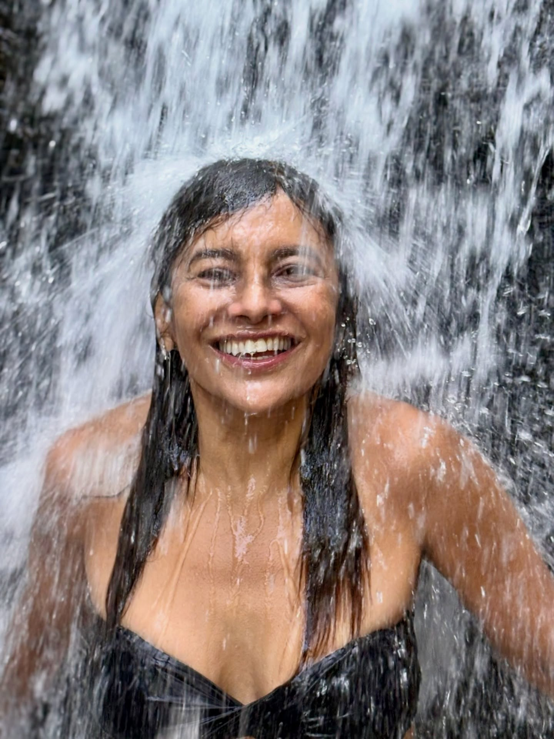 Dira Paes se refresca em cachoeira e celebra conexão com a natureza