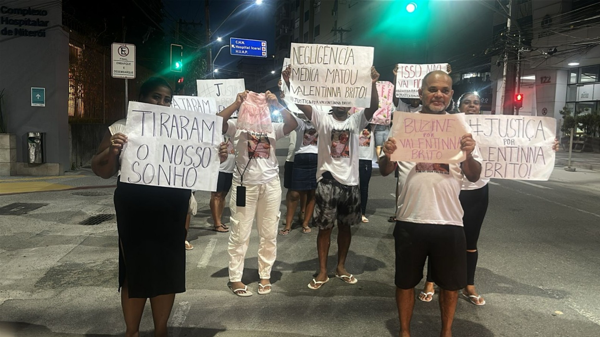 Família protesta contra clínica particular onde bebê morreu em Niterói: ‘Pedir justiça’