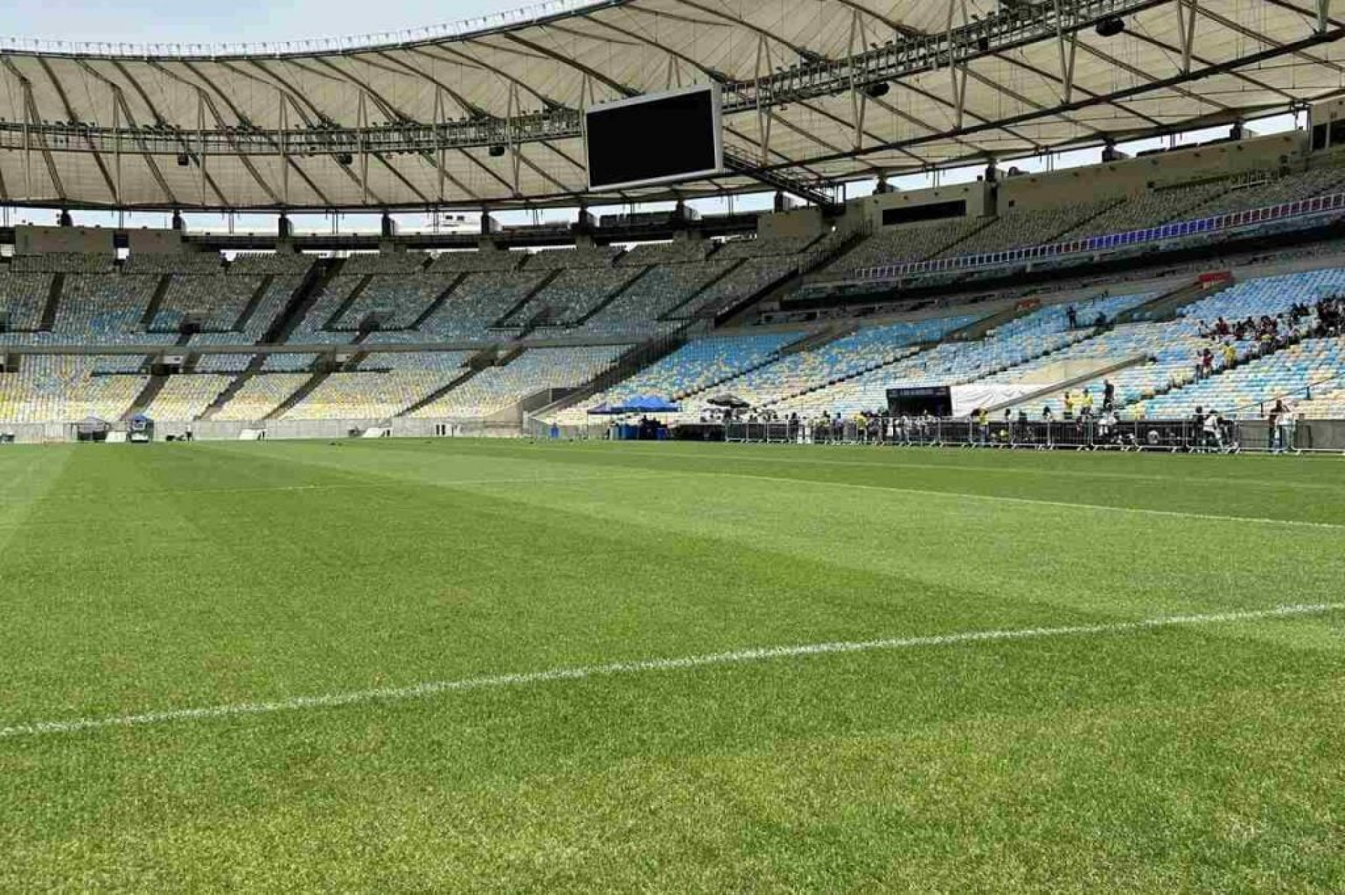 Maracan&atilde; realiza manuten&ccedil;&atilde;o do gramado durante Data Fifa