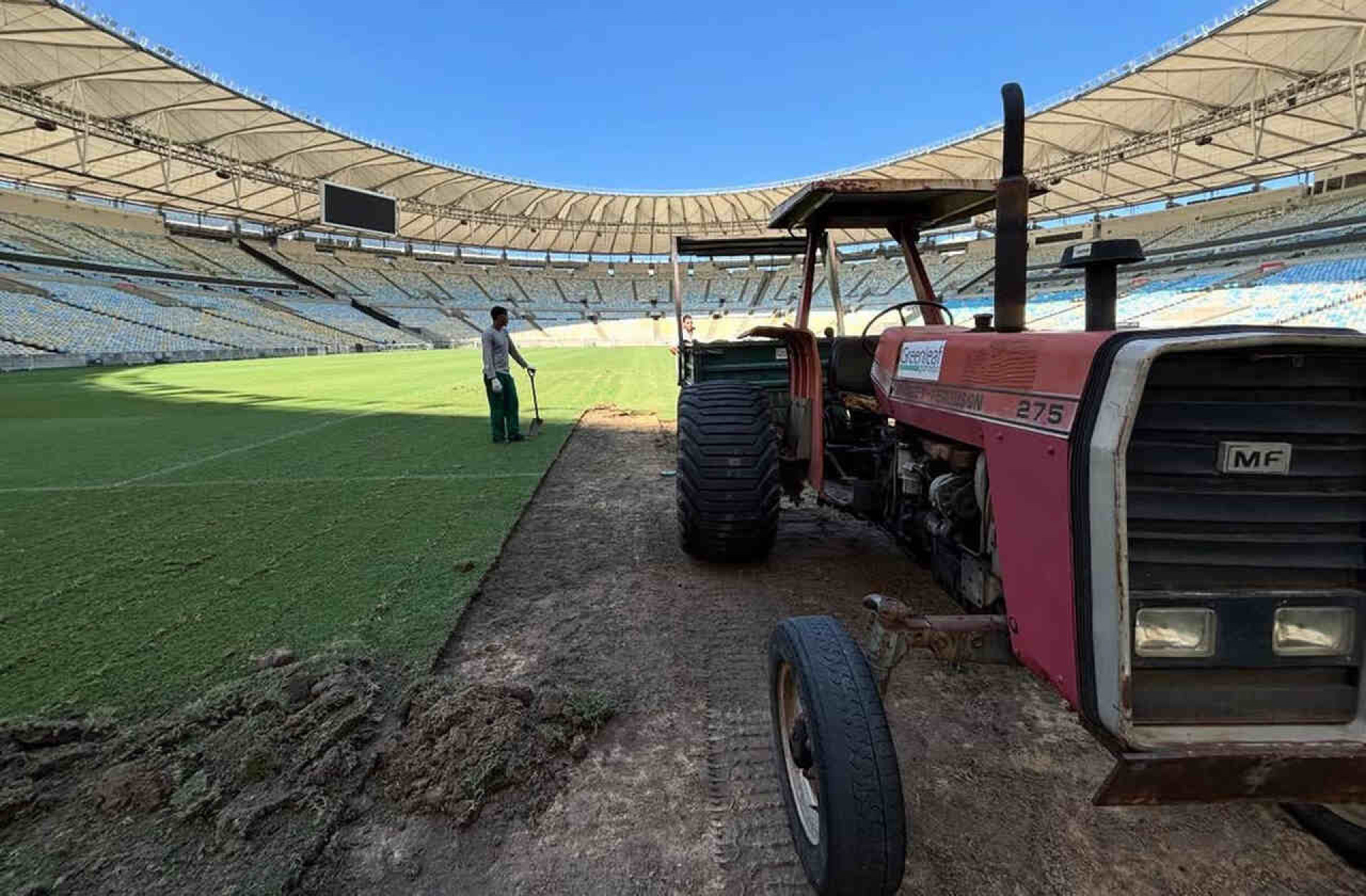 Maracanã realiza manutenção do gramado após maratona de jogos no início de 2026