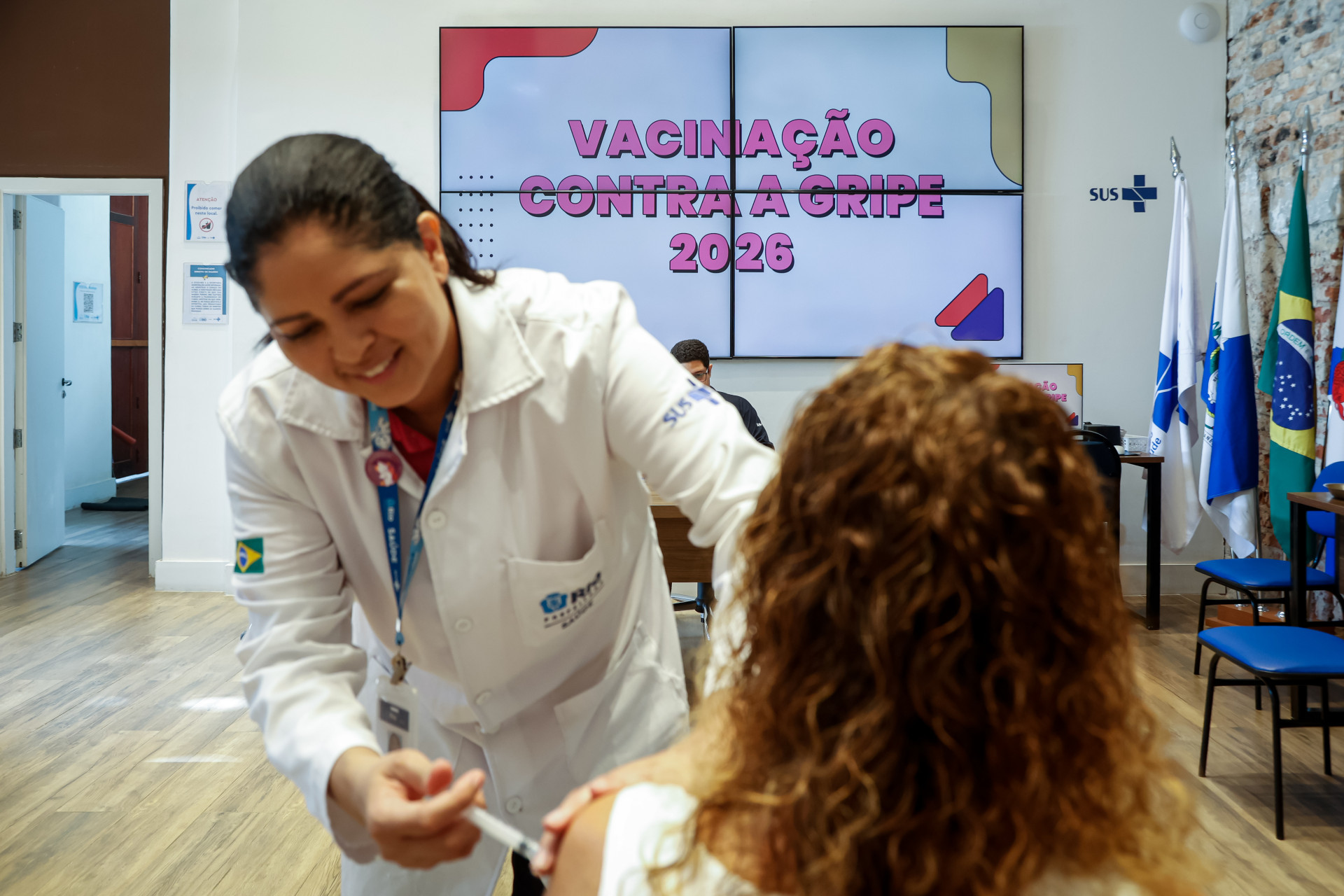 Agente de saúde aplicando a vacina contra a gripe  - Edu Kapps / Secretaria Municipal de Saúde