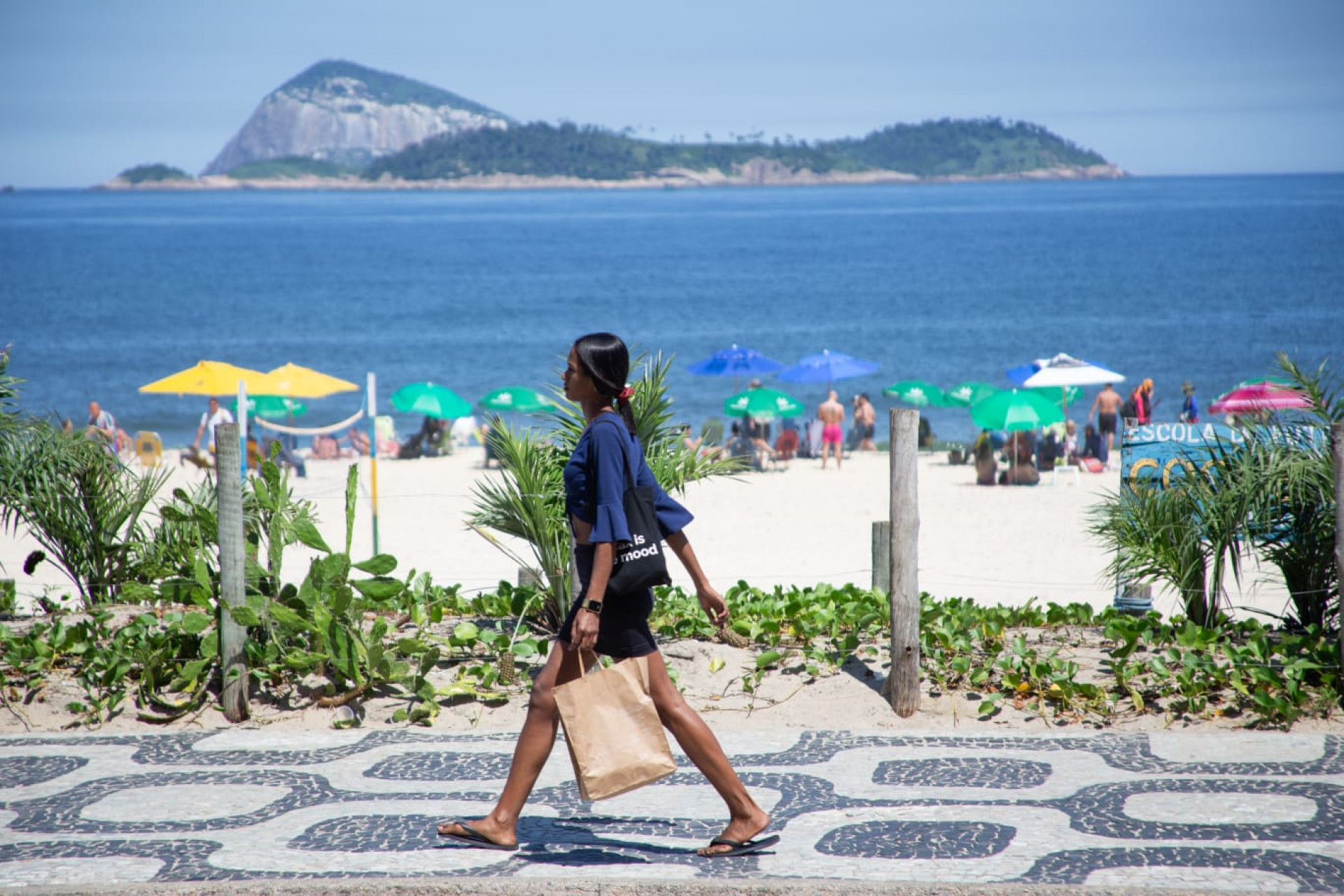 Movimentação na praia de Ipanema, Zona Sul do Rio - Érica Martin / Agência O Dia 