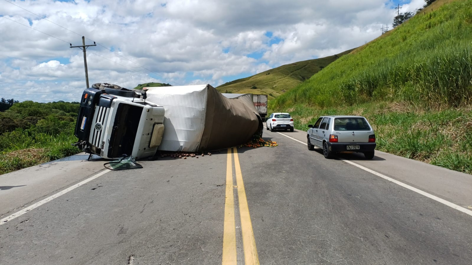 Caminhão tomba na BR-393, em Três Rios