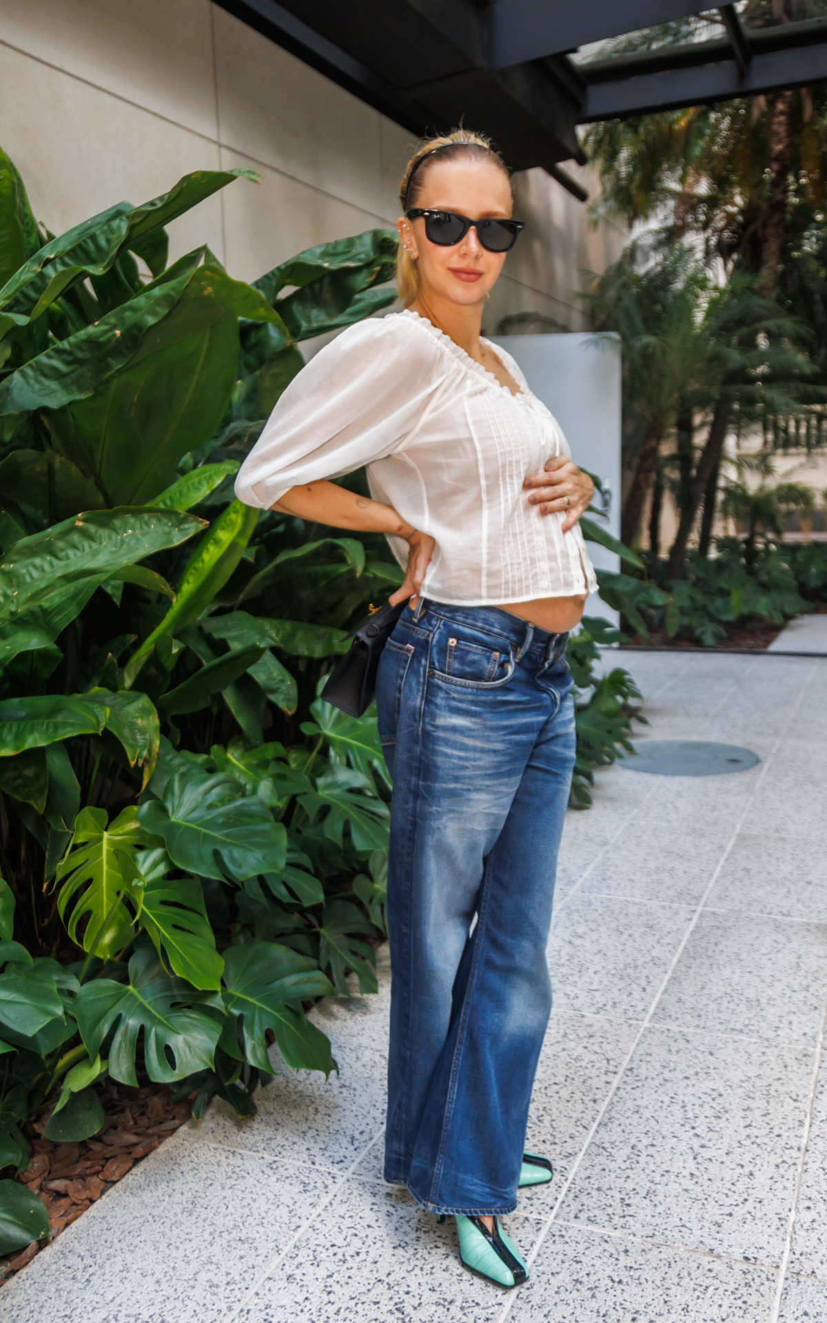 À espera do terceiro filho, Isabella Scherer exibe barriguinha de grávida