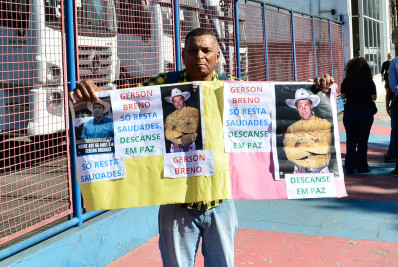 Familiares, amigos e fãs se despedem de Gerson Brenner em São Paulo
