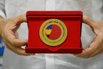 Levy Gasparian recebe Selo Ouro Nacional de Compromisso com a Alfabetização