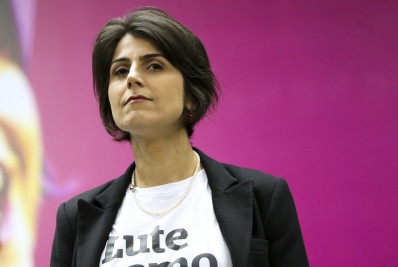 Justiça Eleitoral dá 24h para Manuela d'Ávila retirar propaganda antecipada das redes sociais