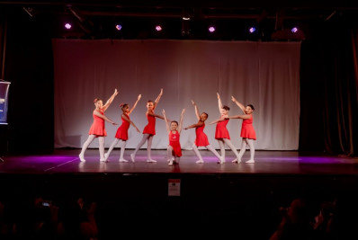 Rio das Ostras entra no ritmo da cultura com tributo a Elton John e fim de semana de espetáculos