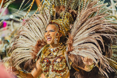 Rayane Dumont segue como rainha de bateria da União de Maricá no Grupo Especial