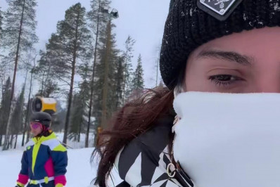 Anitta e Bela Gil esquiam na Finlândia