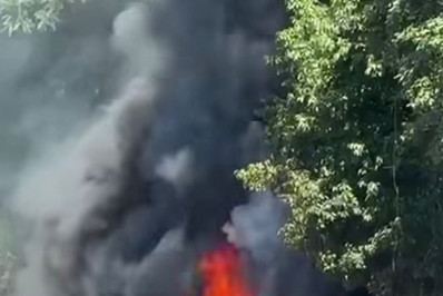Caminhão pega fogo e interdita descida da Serra das Araras