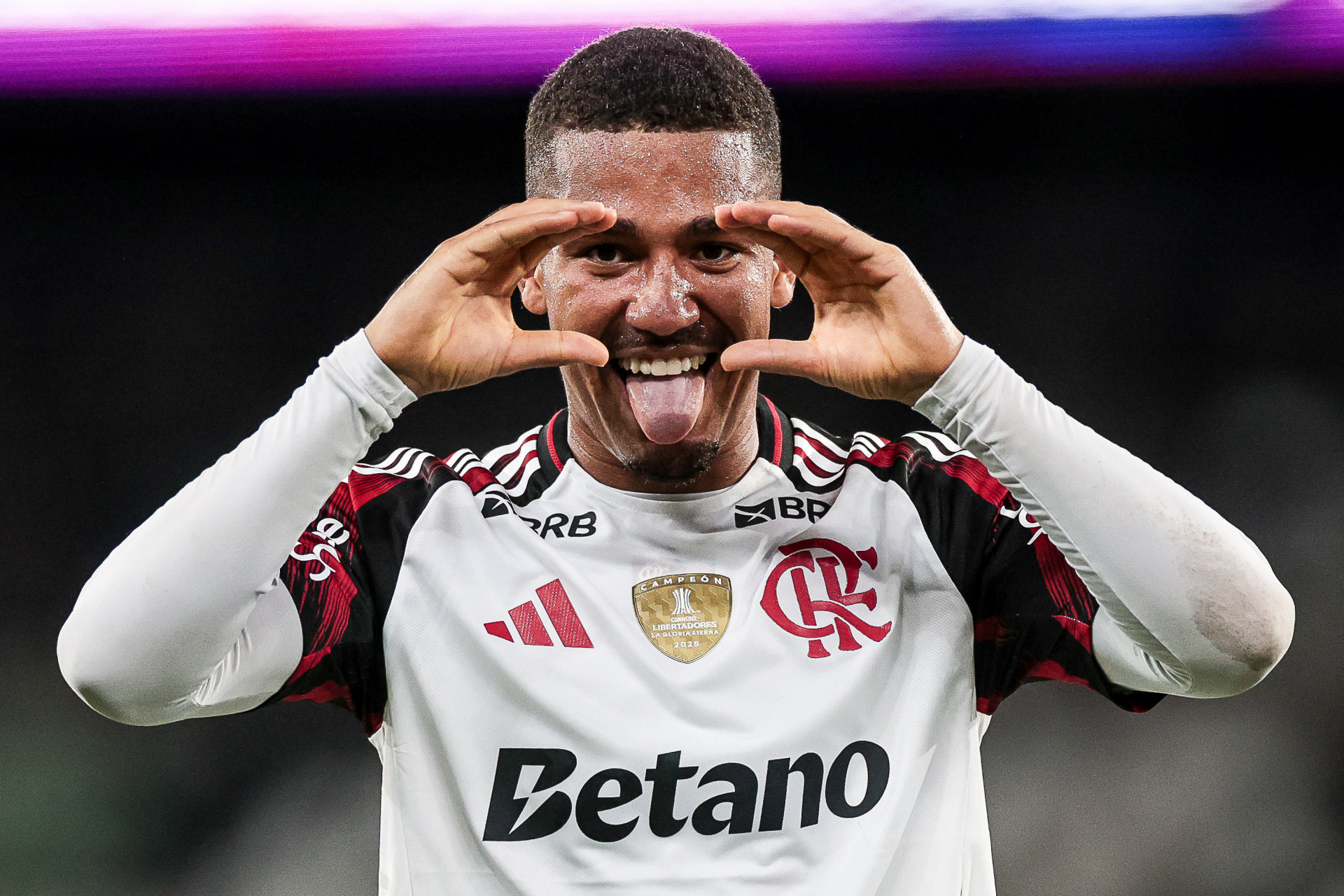 Campeão brasileiro pelo Flamengo defende Samuel Lino: 'Muito cobrado'