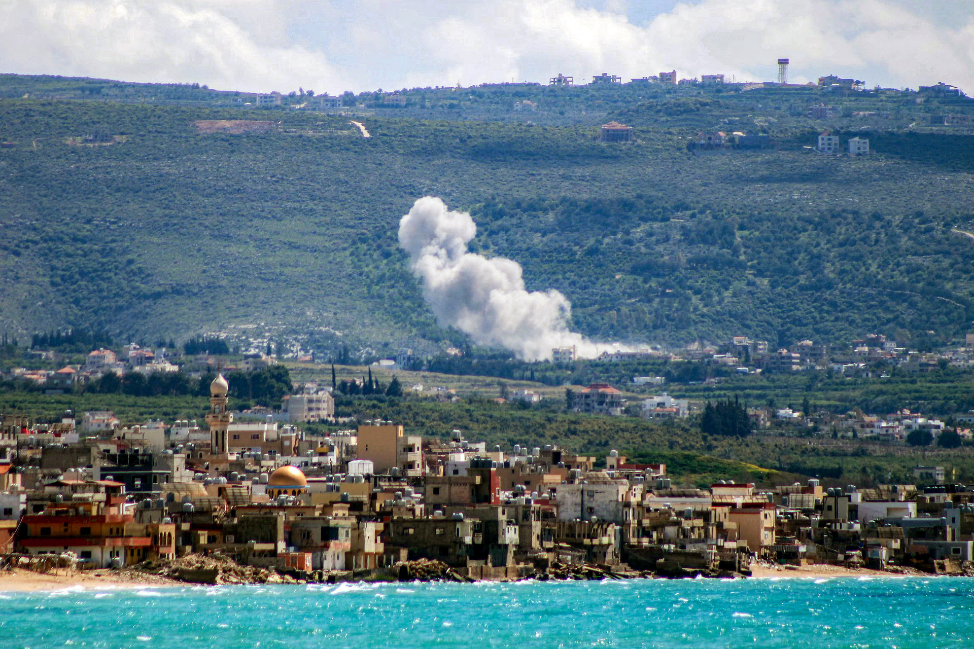 Ataque destrói ponte no Líbano após advertência de Israel