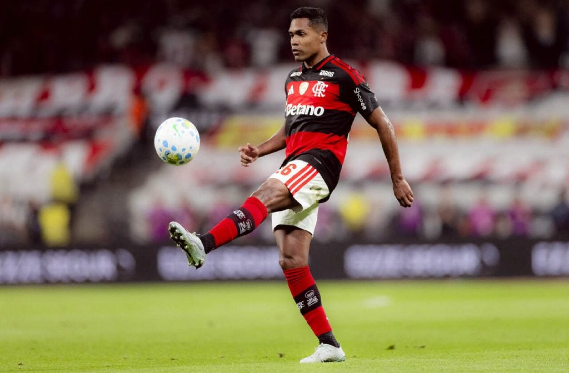 Alex Sandro deve desfalcar Flamengo por at&eacute; tr&ecirc;s semanas