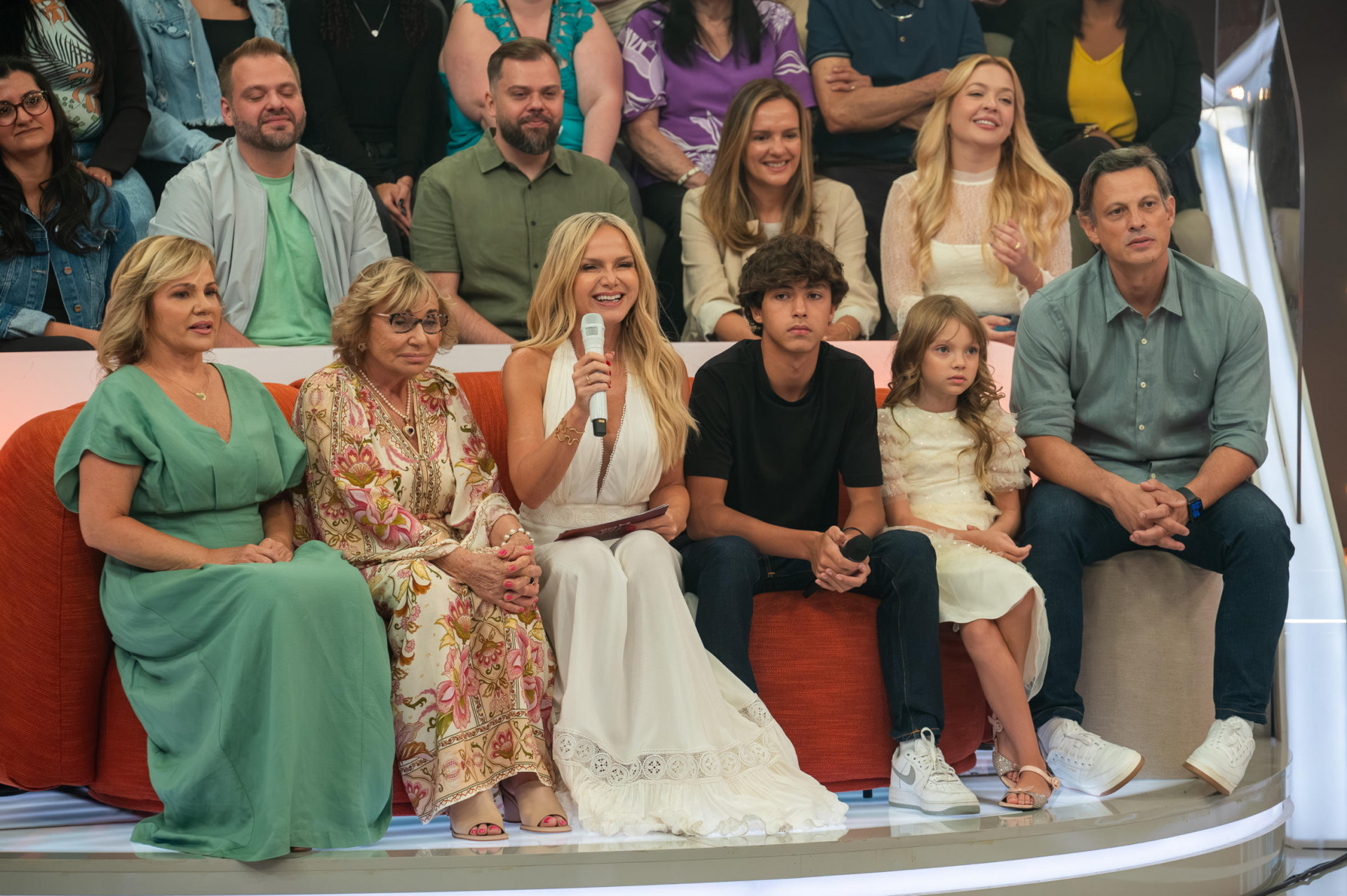 Eliana ao lado da família durante a estreia de programa - Bob Paulino / TV Globo