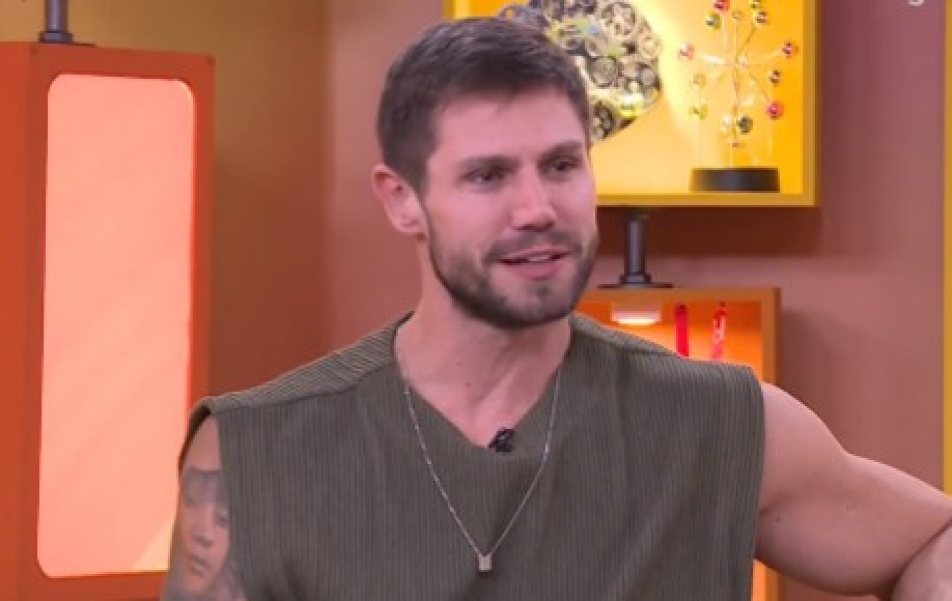 Eliminado do 'BBB 26', Jonas revela o que rolou com Jordana embaixo do edredom - Reprodução de vídeo / X