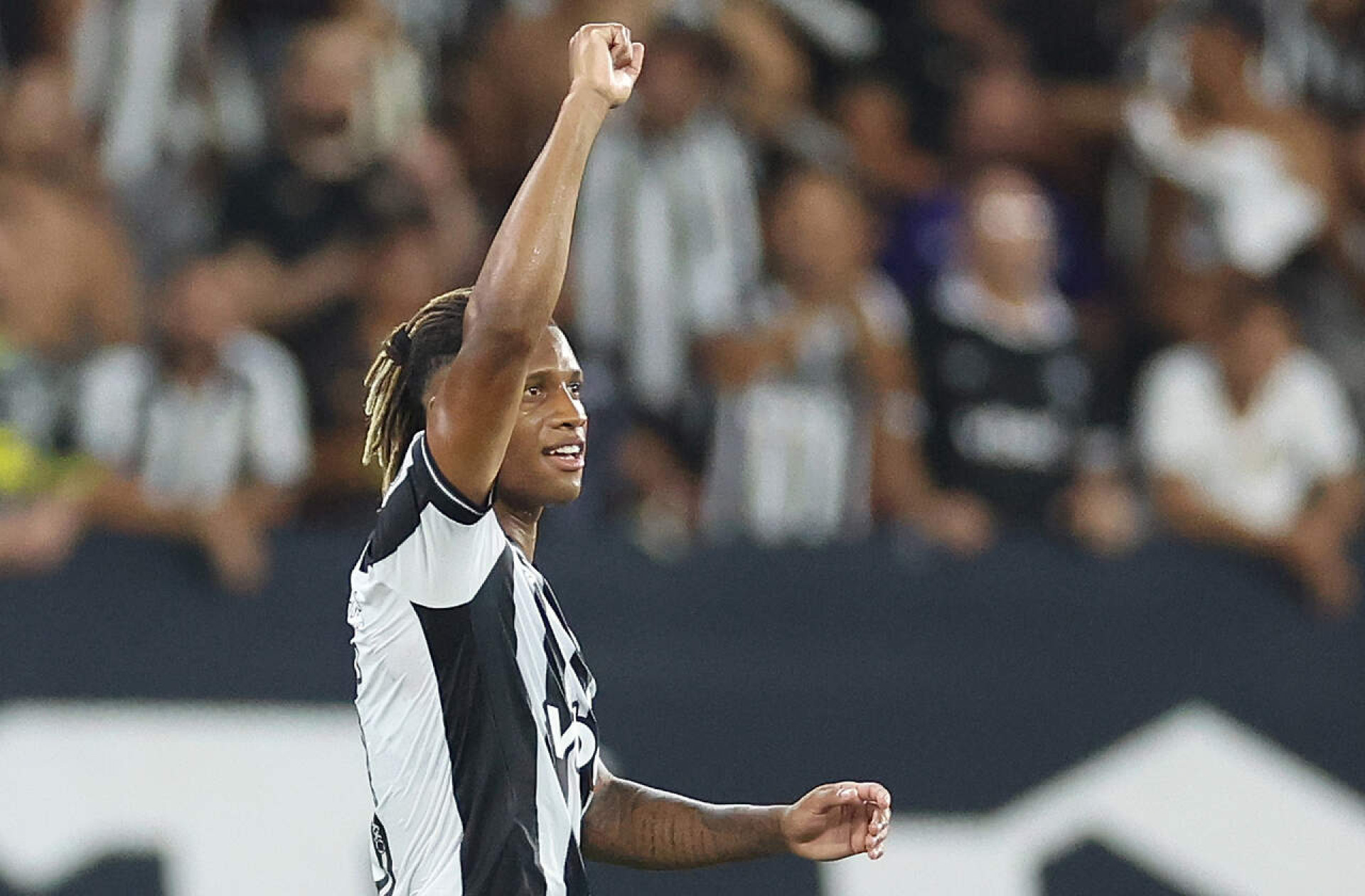 D&aacute; a 9 para ele! Danilo chega &agrave; Sele&ccedil;&atilde;o com n&uacute;meros de centroavante