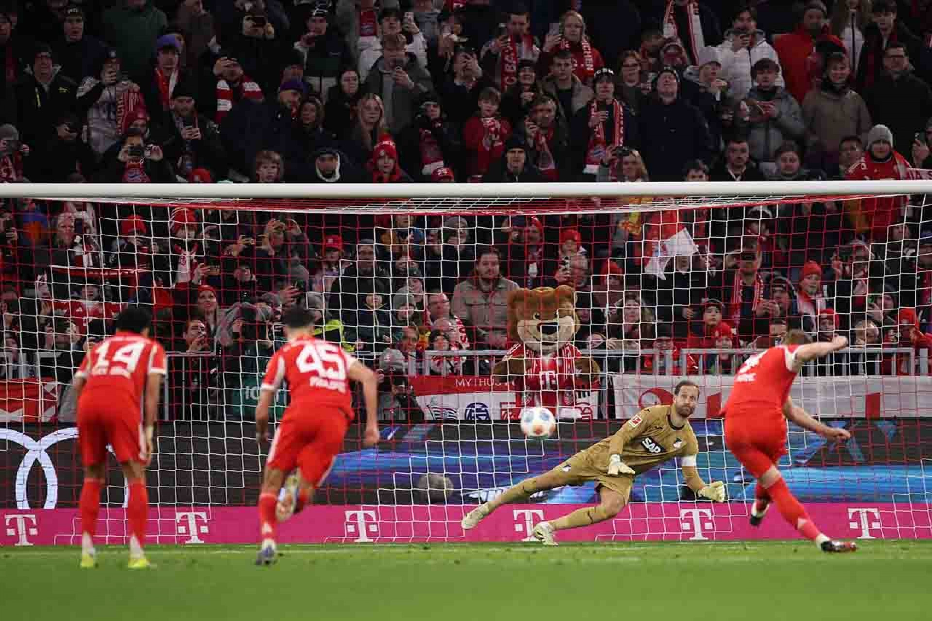 Goleiro da Alemanha descarta compara&ccedil;&atilde;o com Neuer: “Imposs&iacute;vel ser igual”