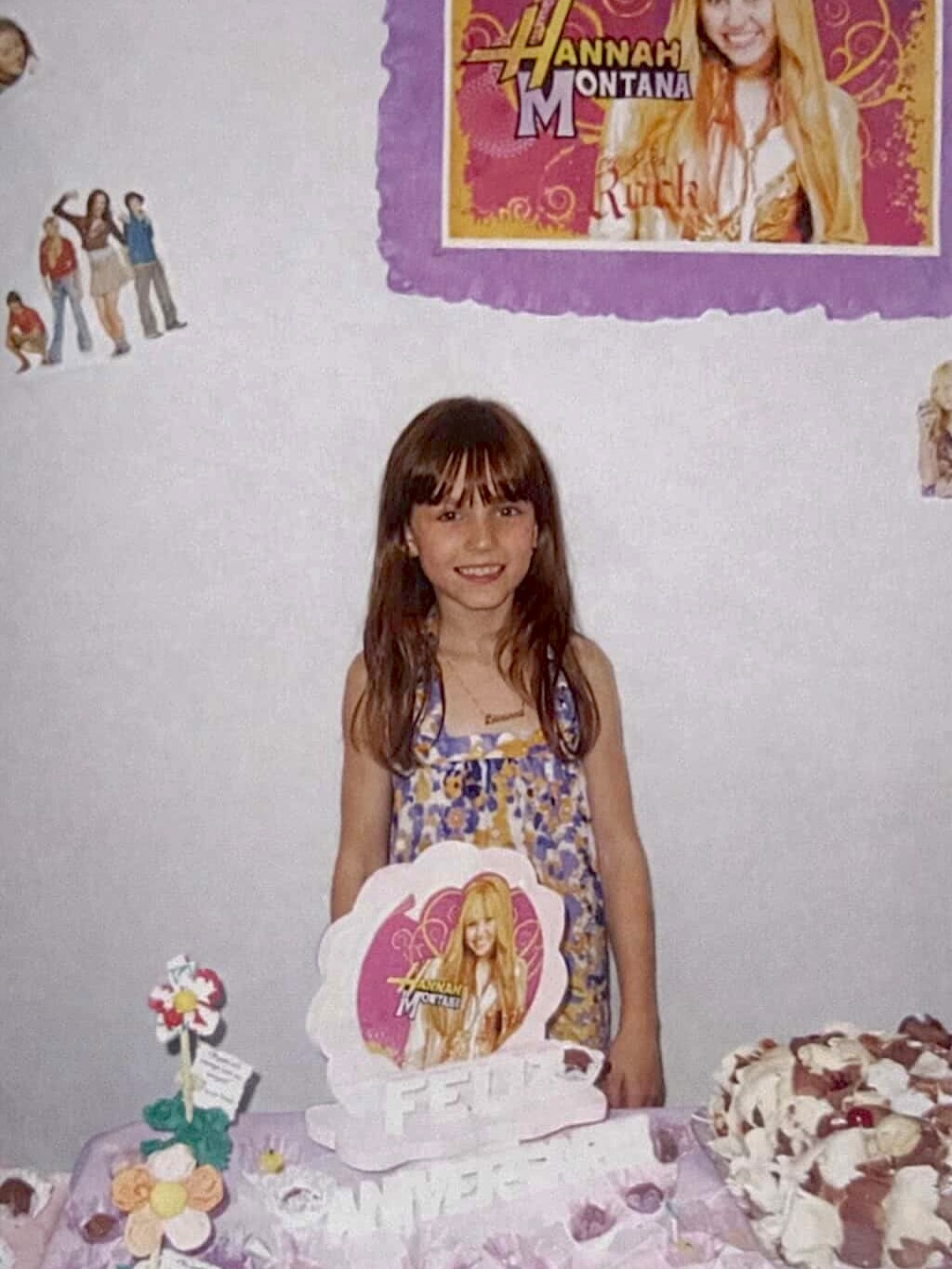 Larissa Manoela revive festa inspirada em Hannah Montana e faz paralelo com seus papéis na TV