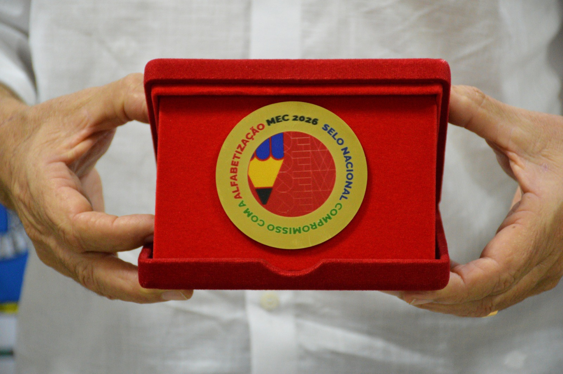 Levy Gasparian recebe Selo Ouro Nacional de Compromisso com a Alfabetização