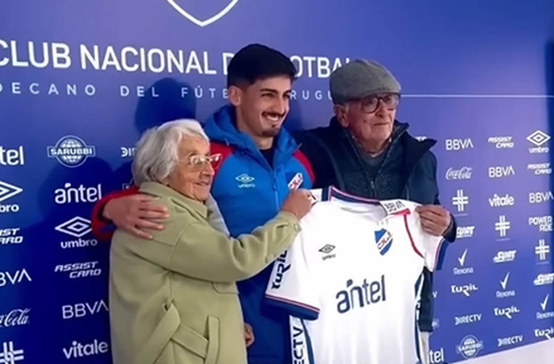 No Uruguai, jogador se emociona ao receber bra&ccedil;adeira de capit&atilde;o