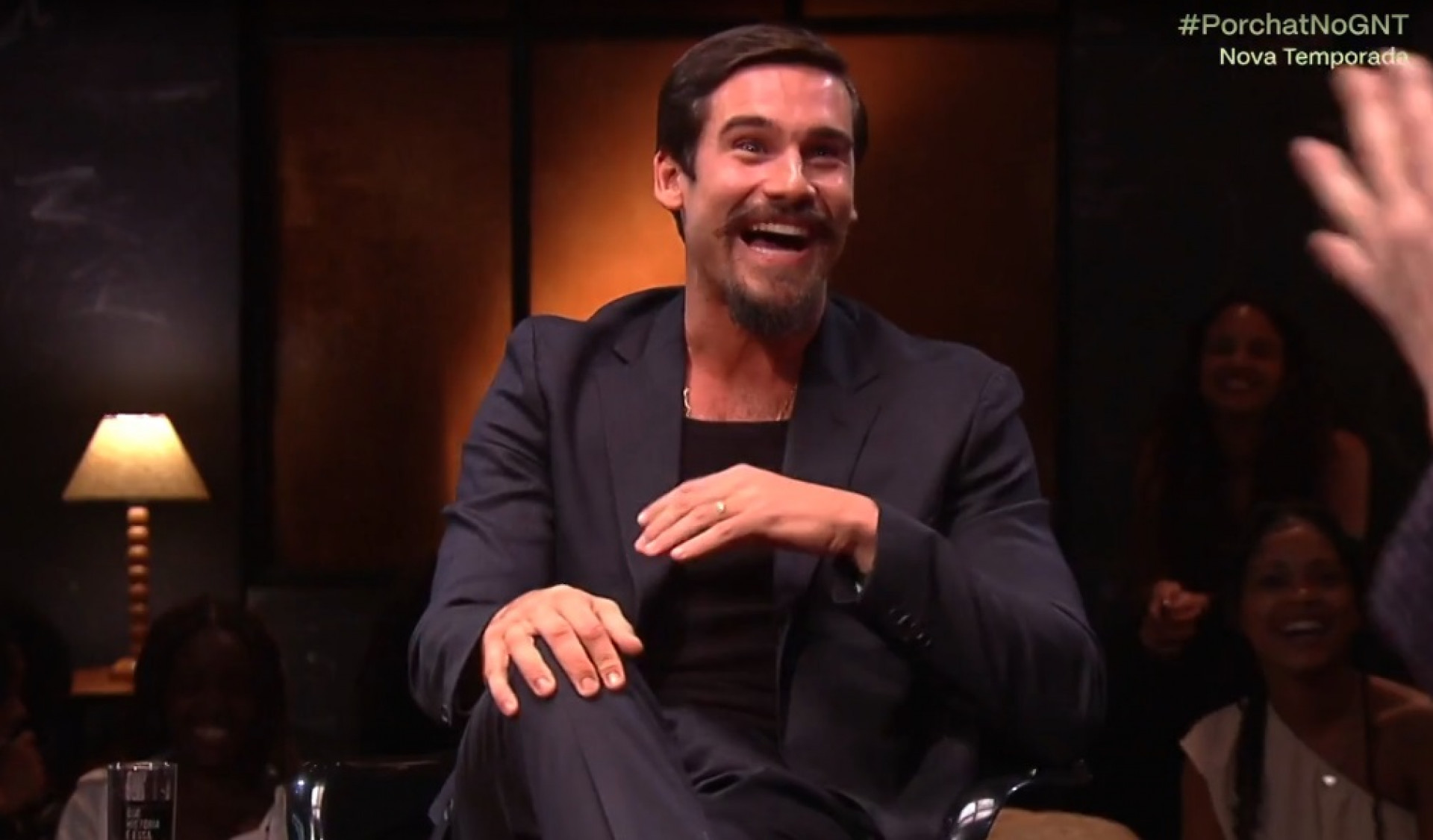 Nicolas Prattes durante o 'Que Histórias é Essa, Porchat?' - Reprodução de vídeo / GNT