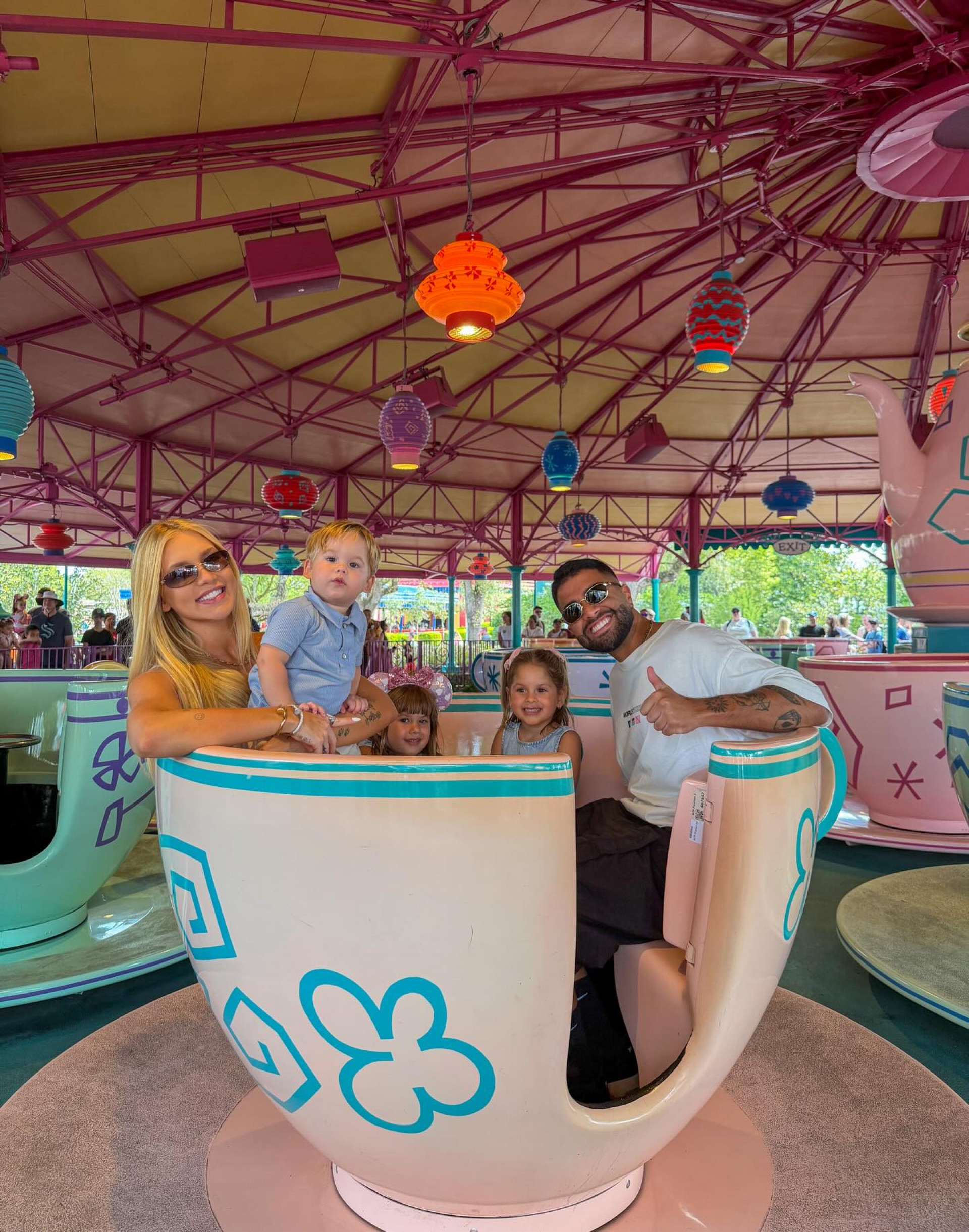 Virginia compartilha registros de viagem com os filhos em Orlando