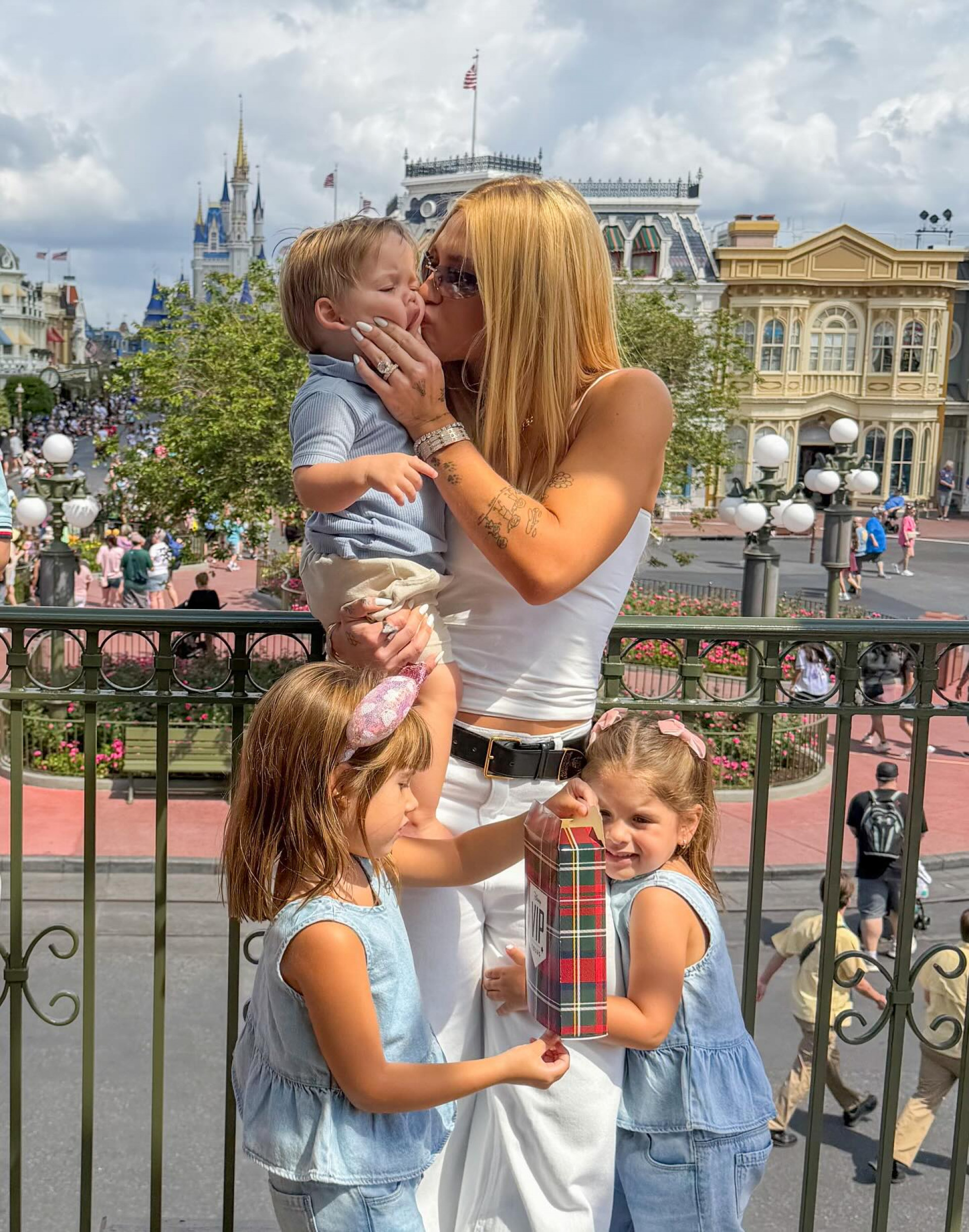 Virginia compartilha registros de viagem com os filhos em Orlando