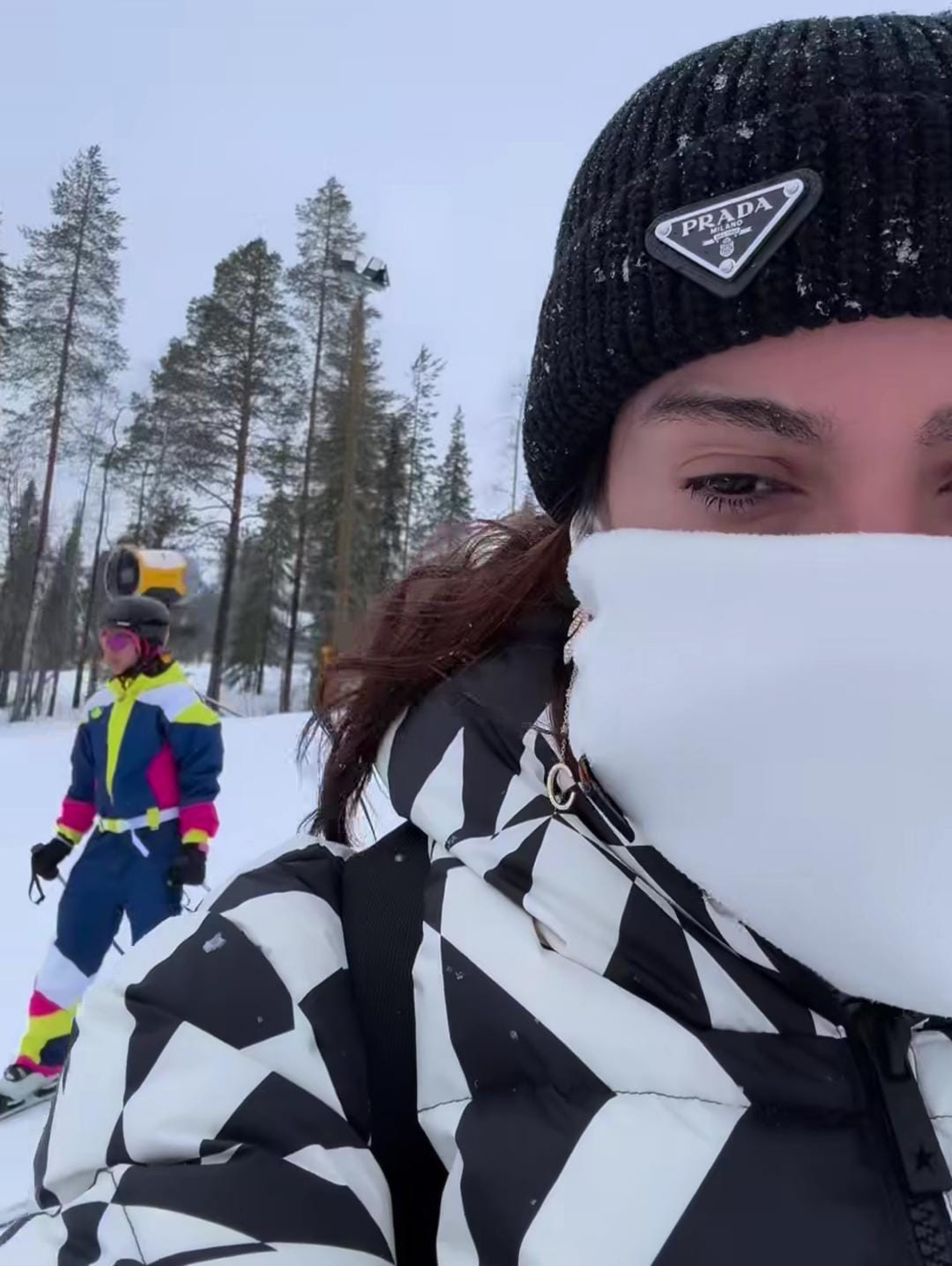 Anitta e Bela Gil esquiam na Finlândia - Reprodução de vídeo / Instagram