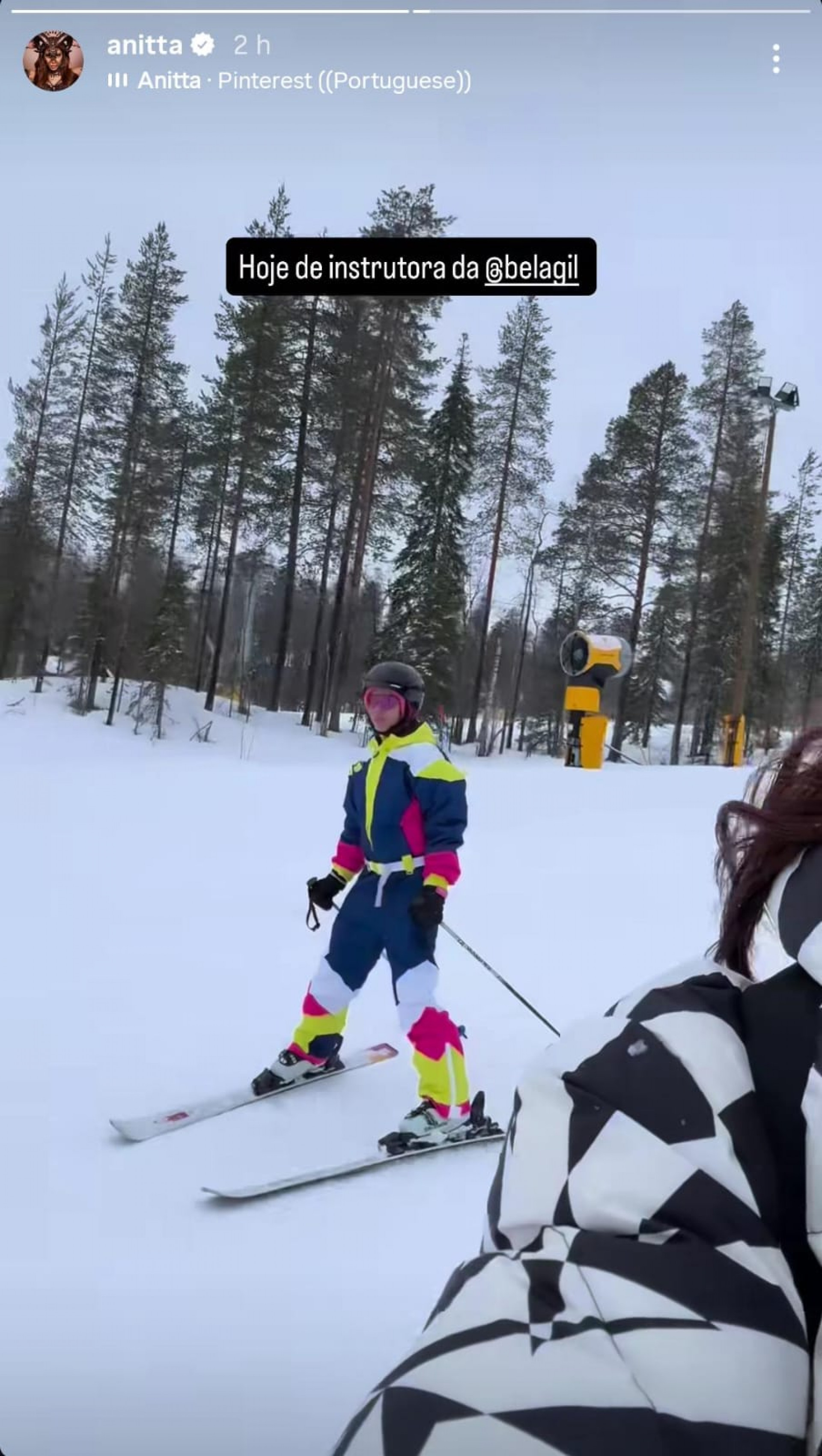 Anitta e Bela Gil esquiam juntas - Reprodução de vídeo / Instagram