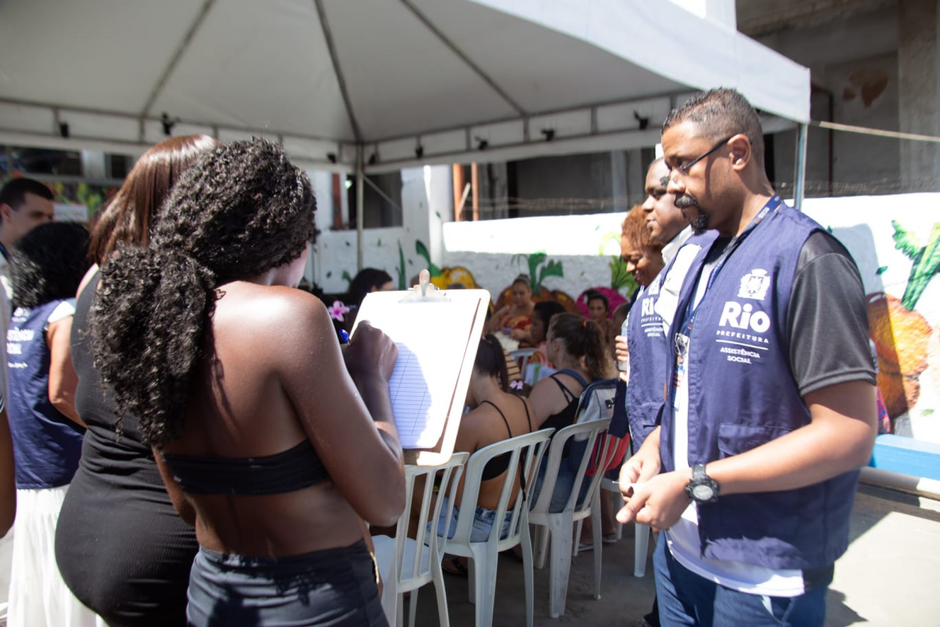 Moradores da comunidade do Tuiuti são os primeiros atendidos pelo novo Banco de Alimentos - Érica Martin / Agência O Dia