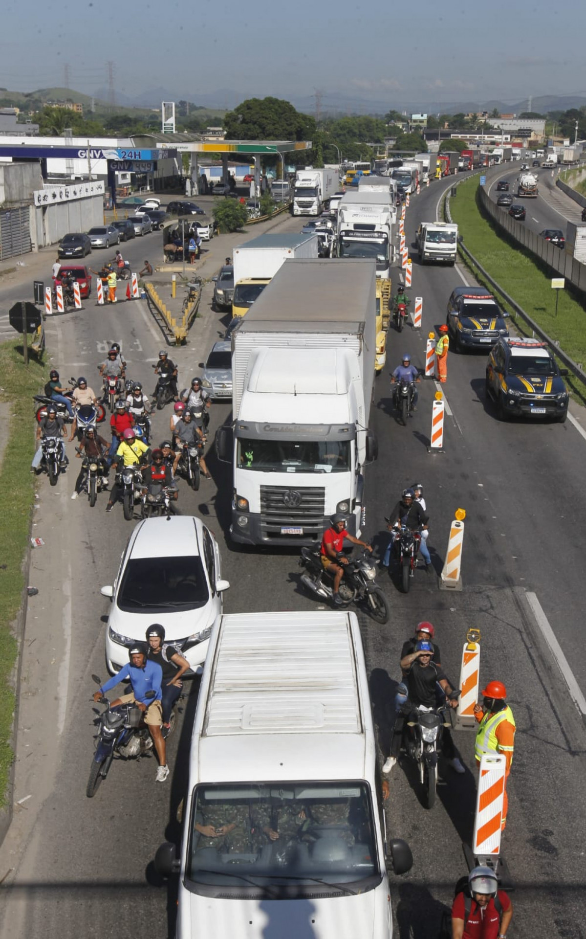 Técnicos realizam vistoria e limpeza do viaduto; Via Dutra precisou ser interditada para o serviço - Reginaldo Pimenta/Agência O DIA