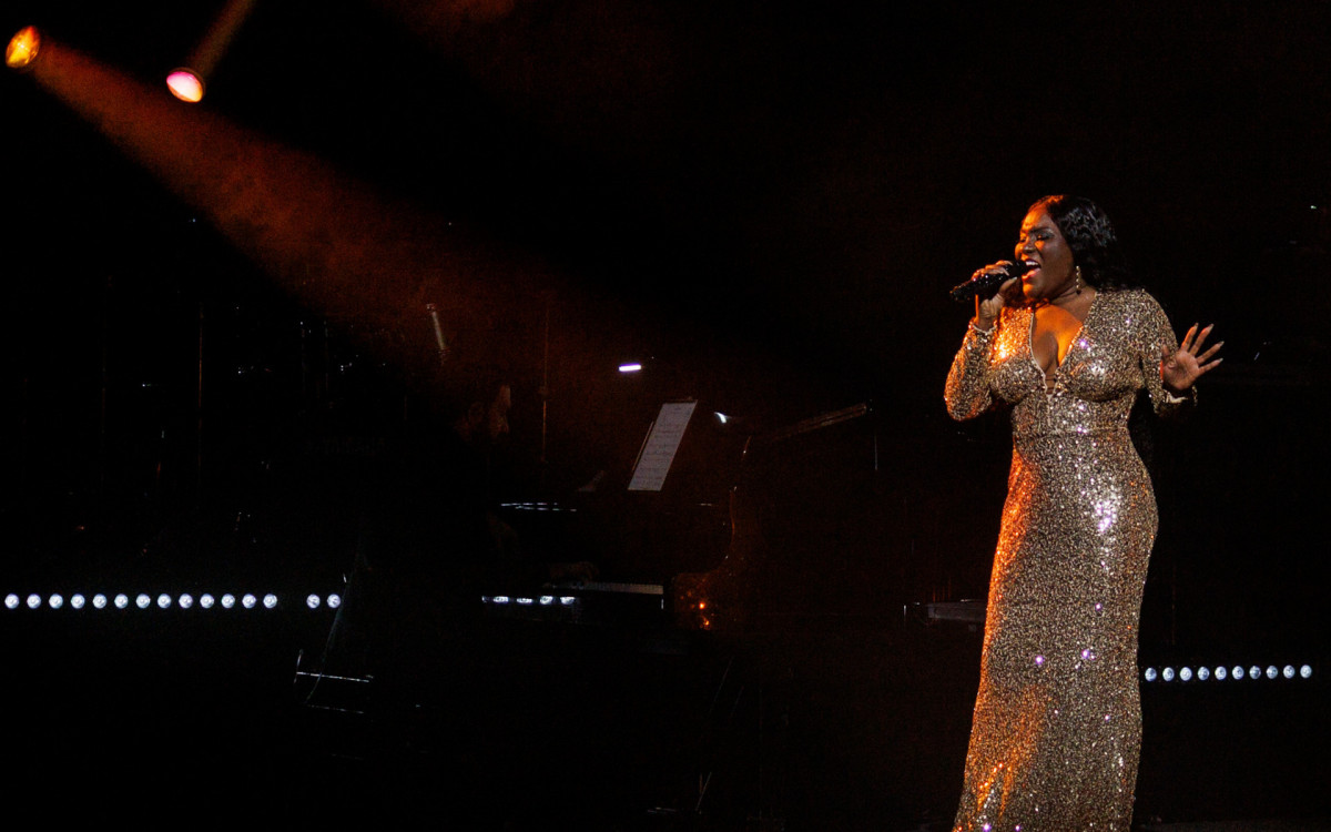 Karin Hils se apresenta no aniversário do Teatro Santander