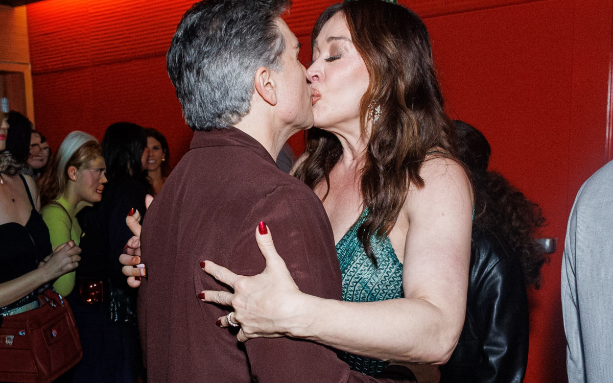 Claudia Raia e Jarbas Homem de Mello dão beijão