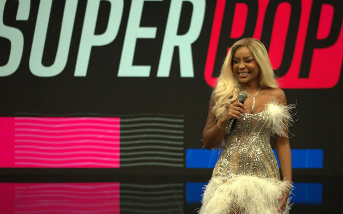 Cari&uacute;cha estreia como apresentadora do 'SuperPop', da RedeTV!