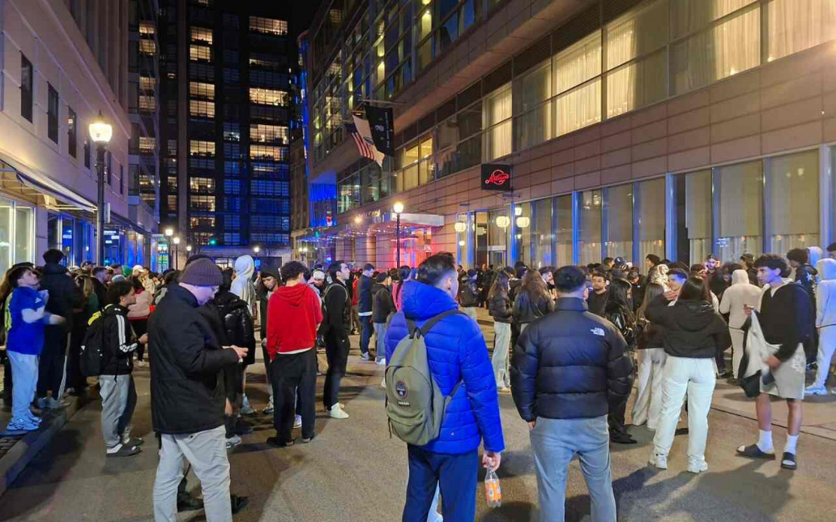 Chegada da Sele&ccedil;&atilde;o a Boston &eacute; marcada por histeria e “drible” no p&uacute;blico