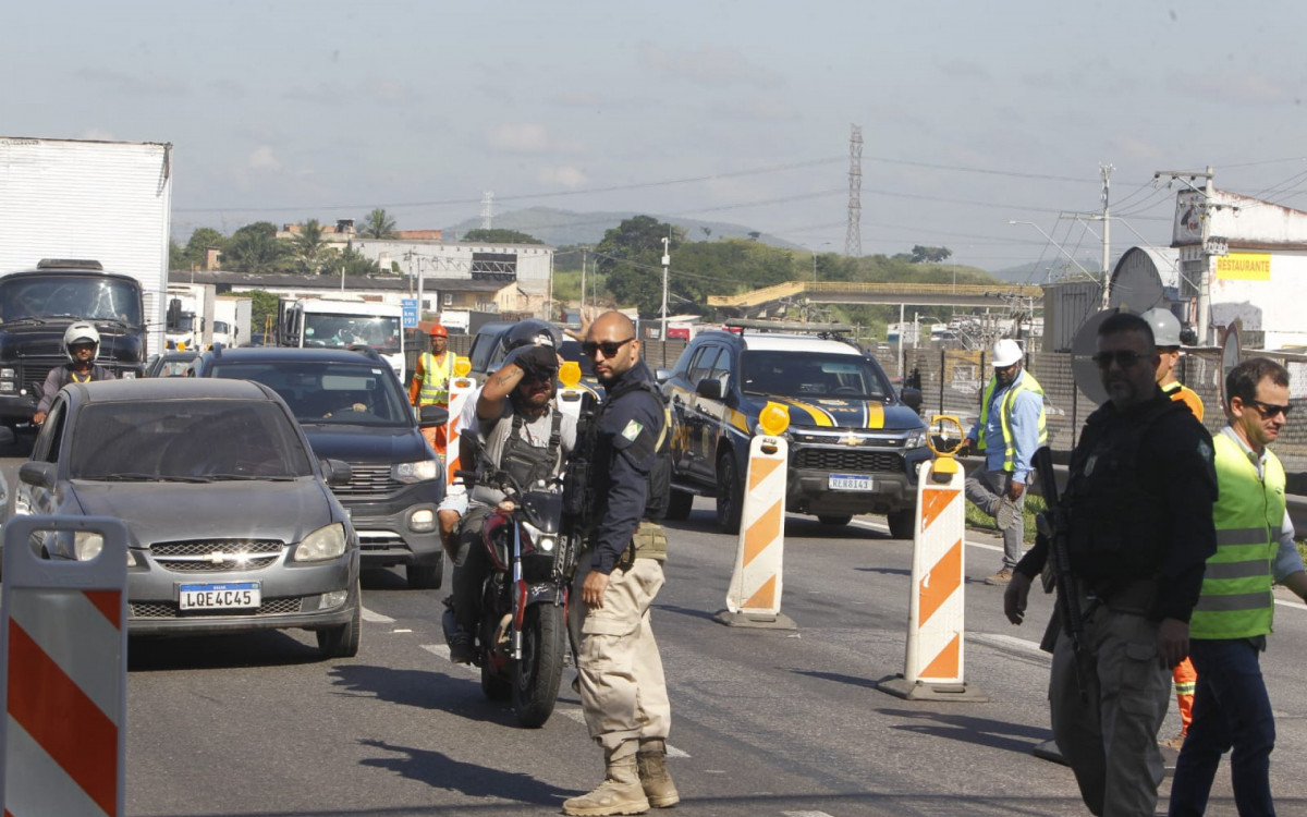 Técnicos realizam vistoria e limpeza do viaduto; Via Dutra precisou ser interditada para o serviço - Reginaldo Pimenta/Agência O DIA