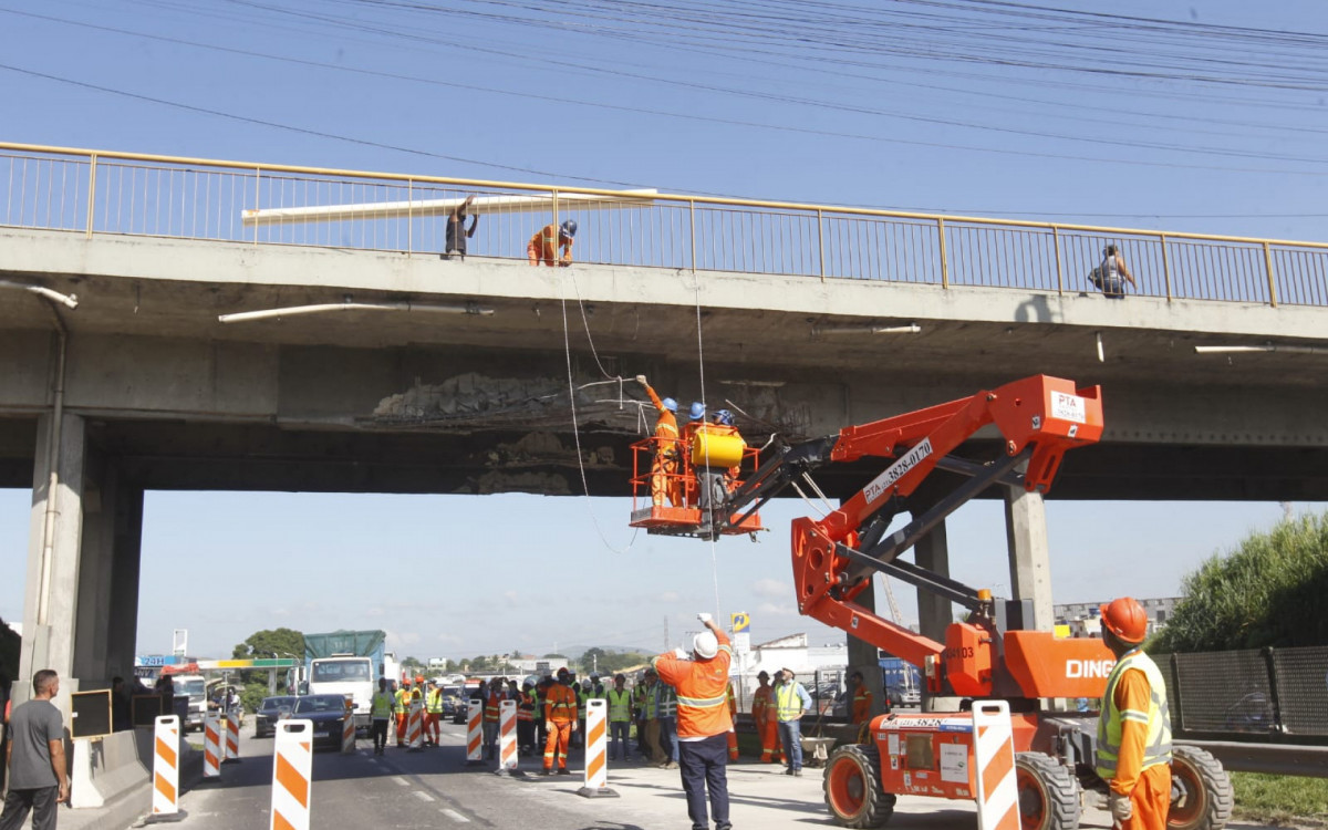 Técnicos realizam vistoria e limpeza do viaduto; Via Dutra precisou ser interditada para o serviço - Reginaldo Pimenta/Agência O DIA