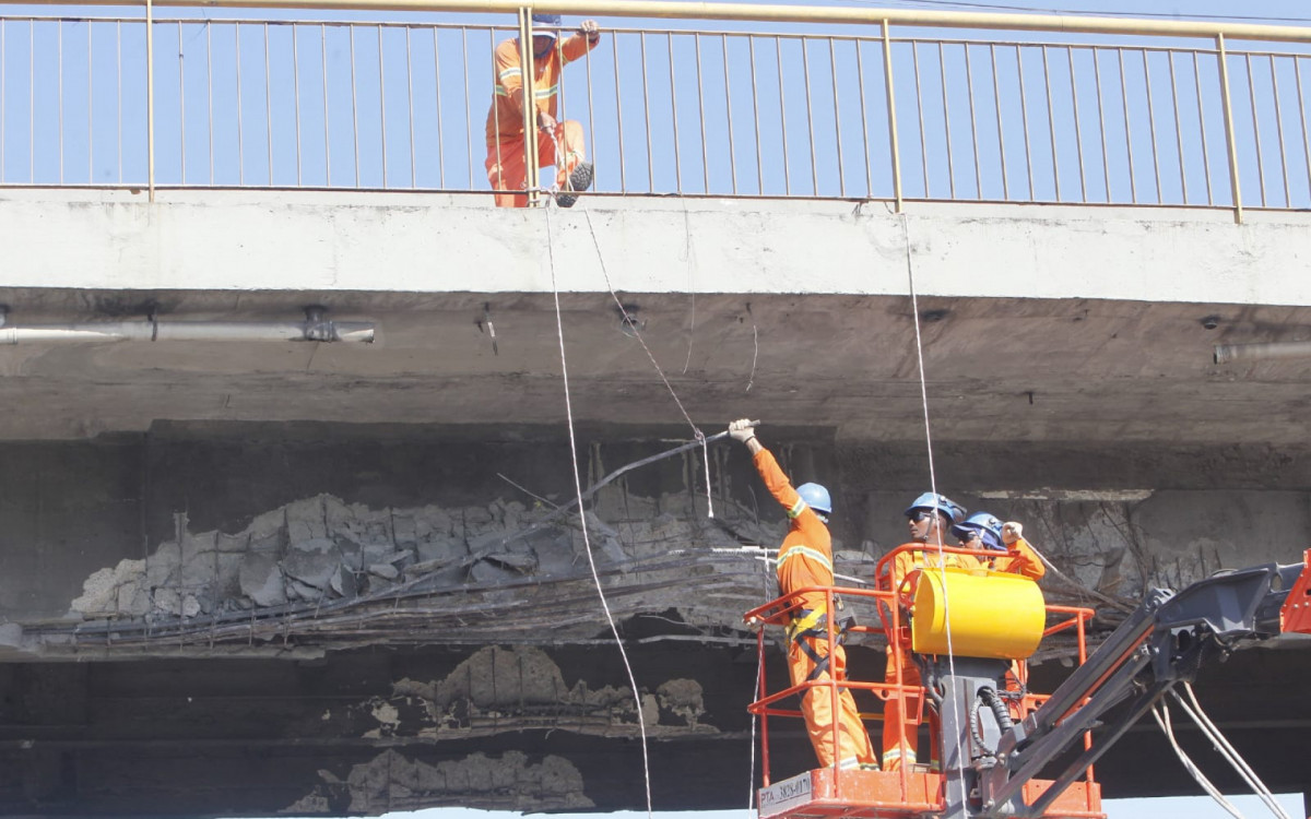 Técnicos realizam vistoria e limpeza do viaduto; Via Dutra precisou ser interditada para o serviço - Reginaldo Pimenta/Agência O DIA
